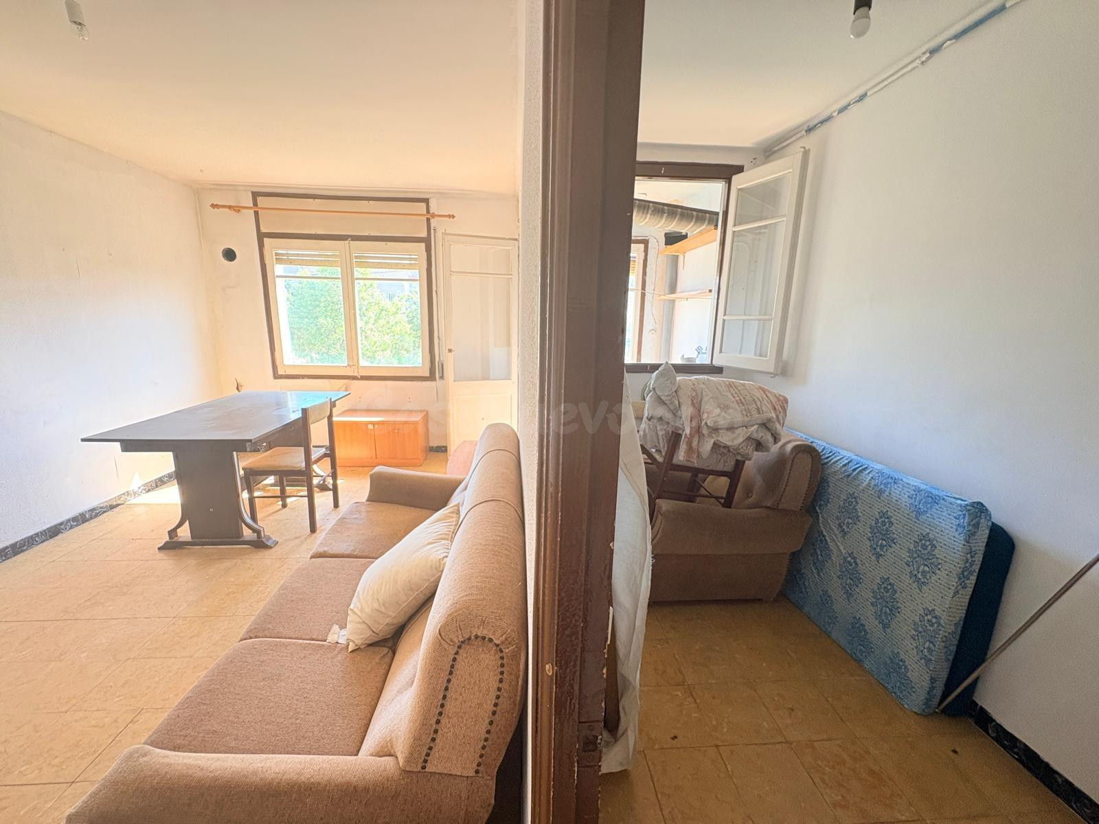 Amplio piso con 4 habitaciones, amplitud, luz, en el pueblo  - foto 2