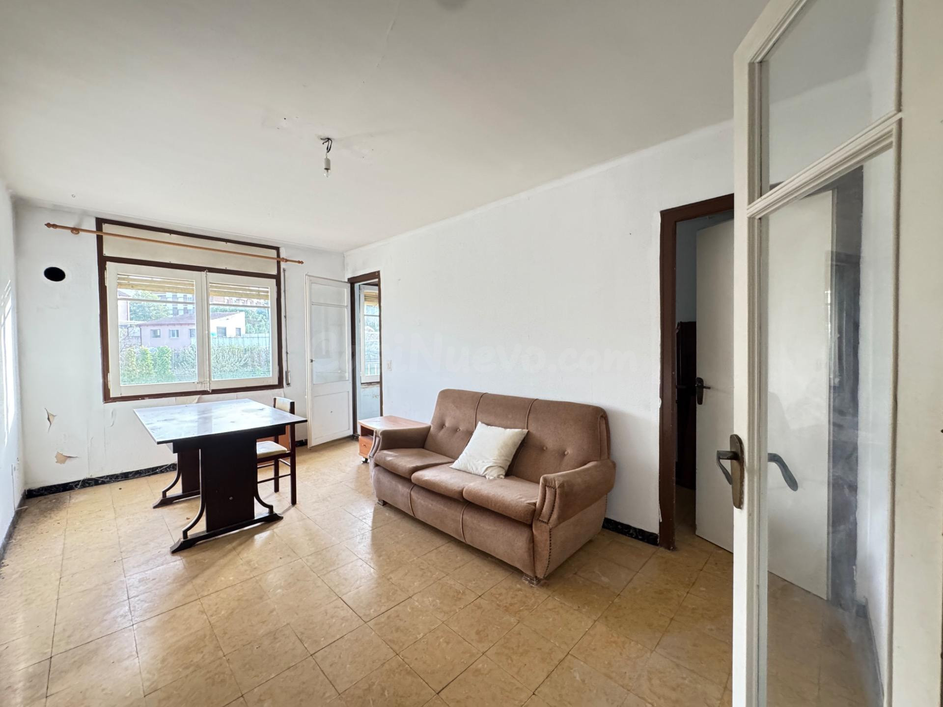 Amplio piso con 4 habitaciones, amplitud, luz, en el pueblo  - foto 3