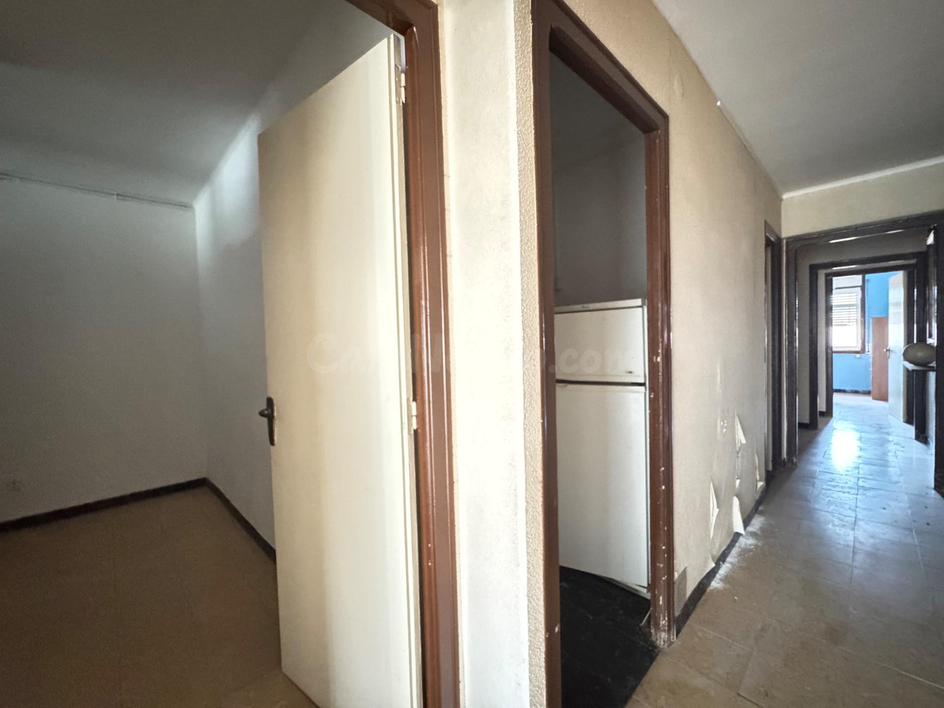 Amplio piso con 4 habitaciones, amplitud, luz, en el pueblo  - foto 4