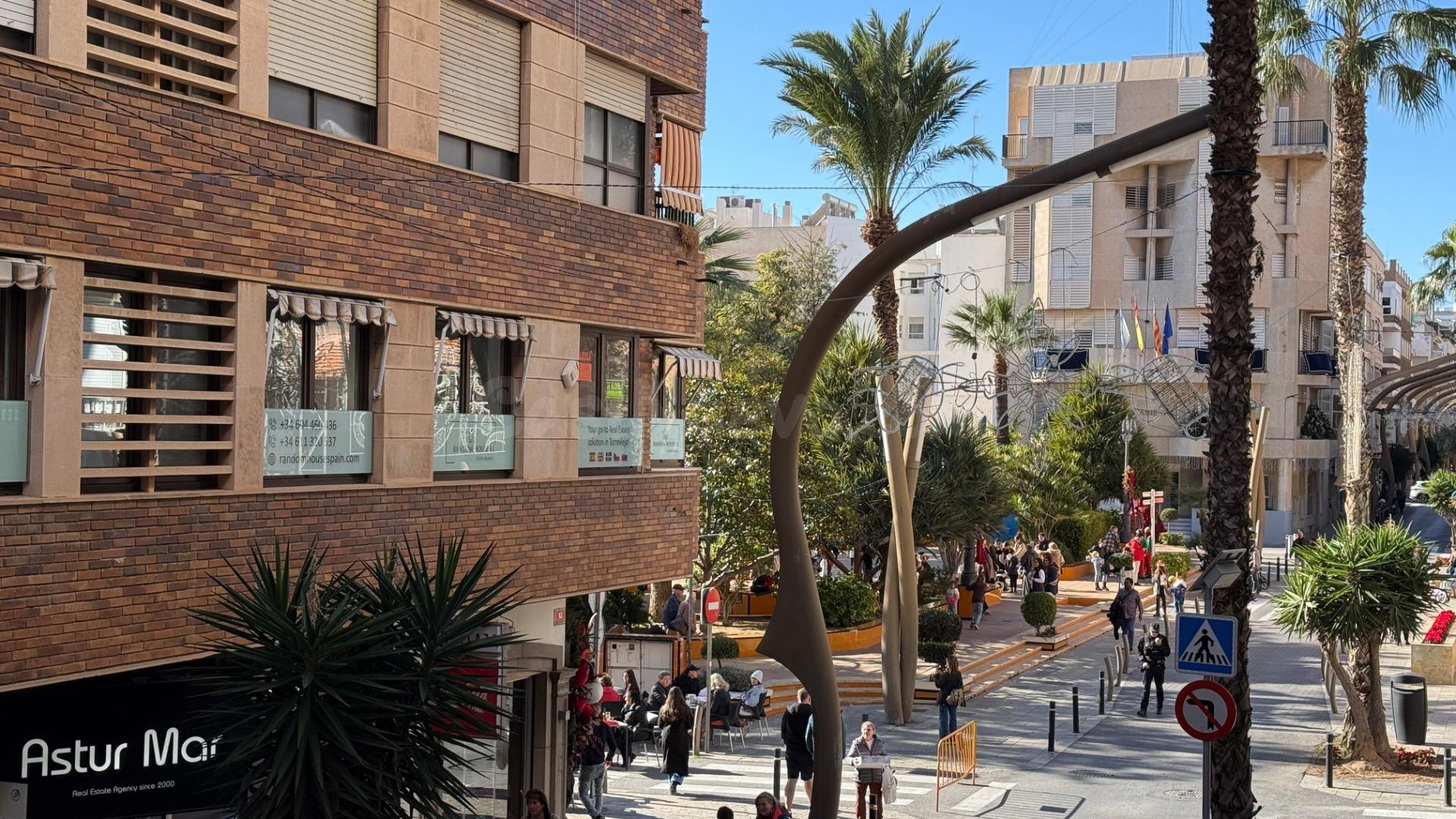 ✨ Piso de 135 m2 en pleno centro de Torrevieja, junto a la Plaza de la Constitución – Amplio, luminoso y con infinitas posibilidades ✨