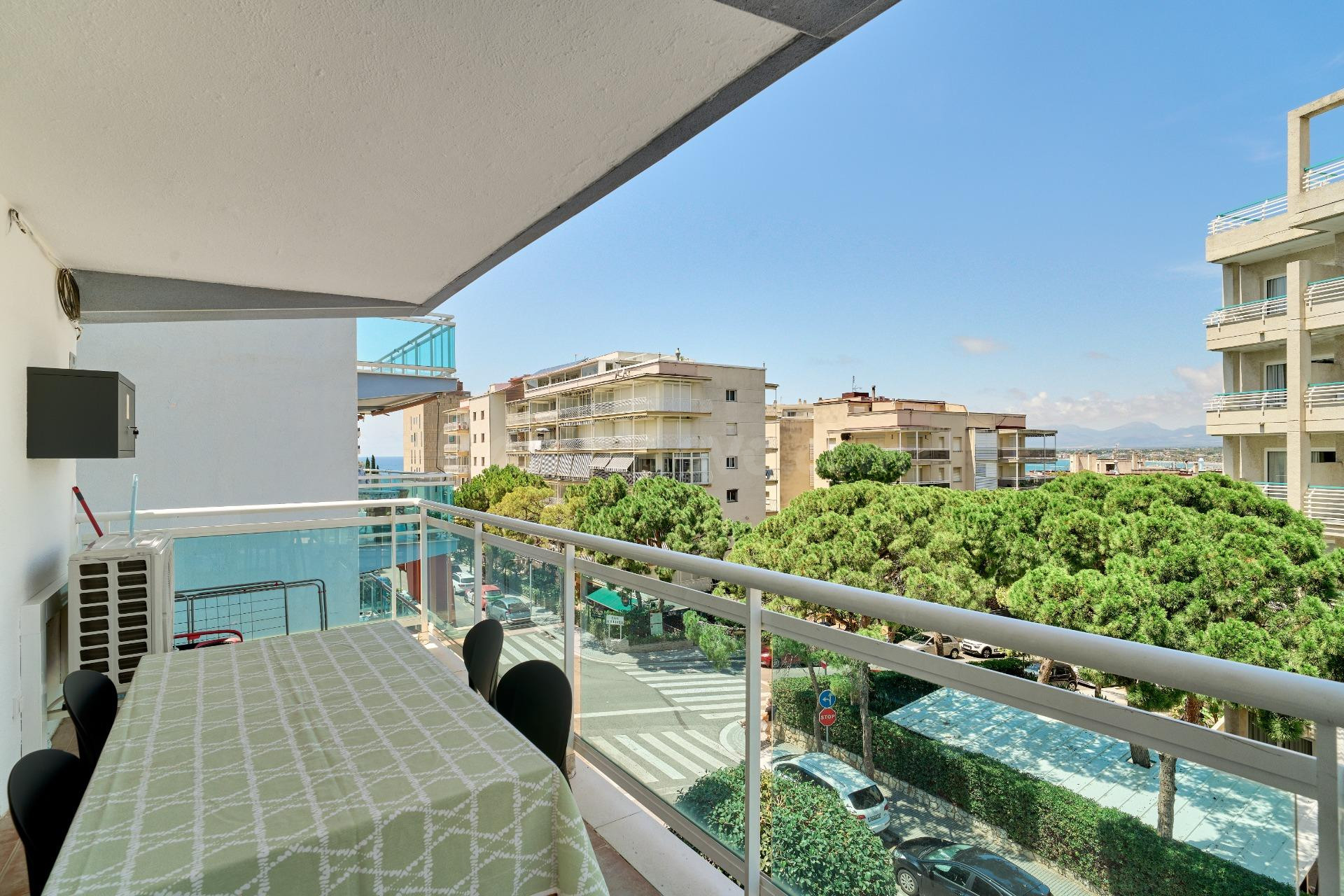 Piso Reformado en el Corazón de Salou con Terraza y Vistas a - foto 2