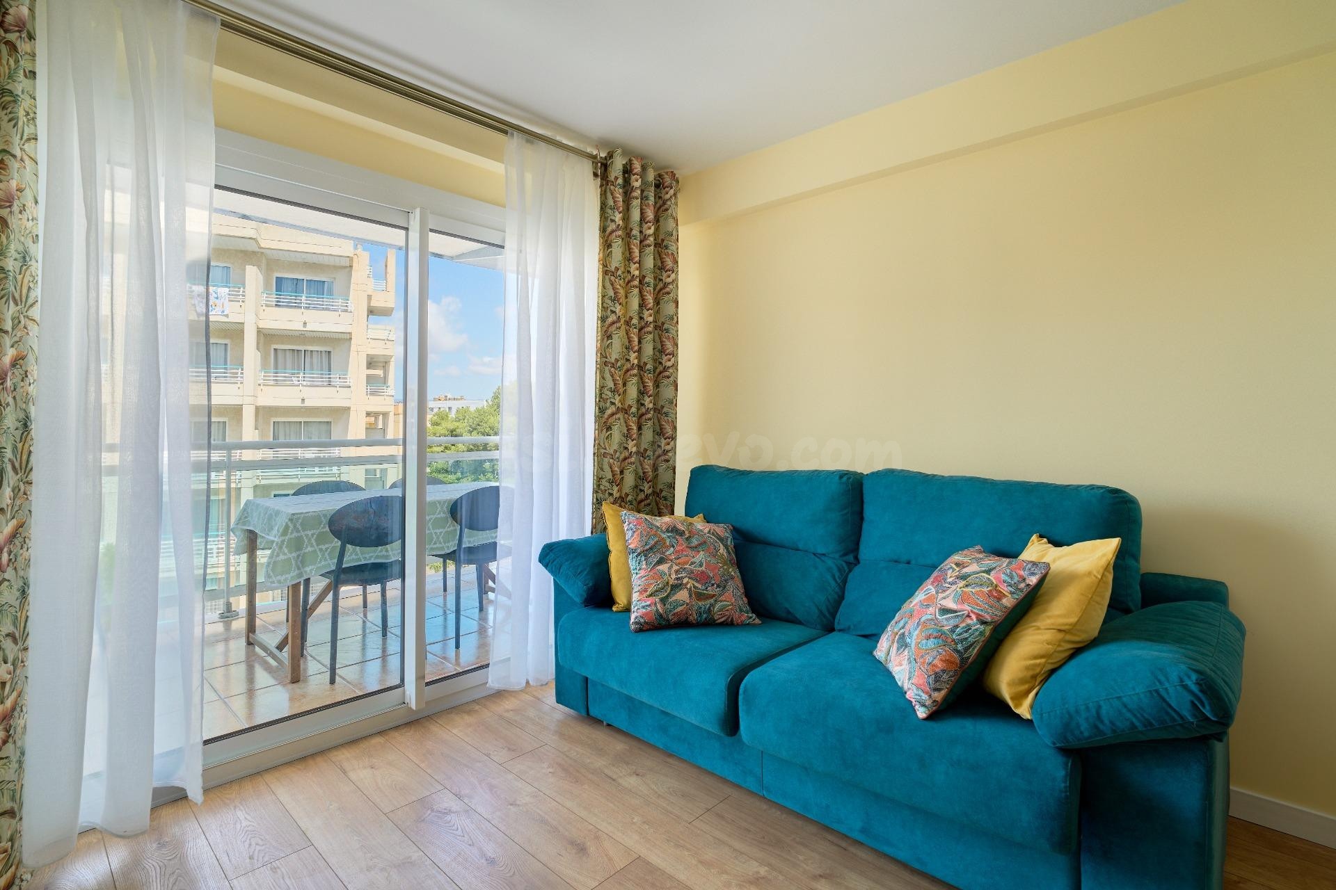 Piso Reformado en el Corazón de Salou con Terraza y Vistas a - foto 3