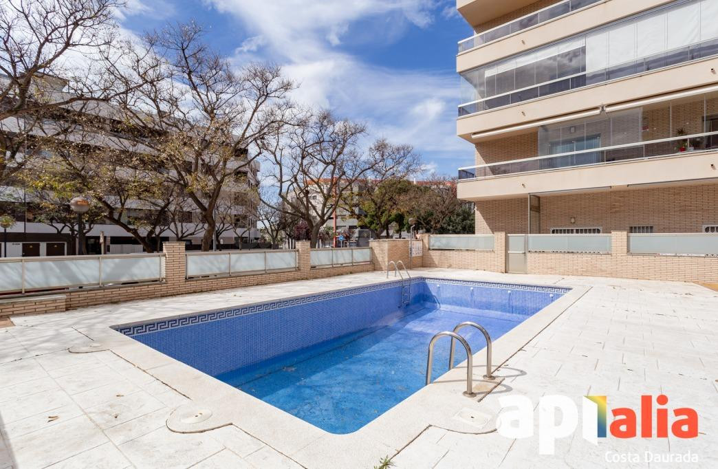 Amplio y luminoso piso con piscina y plaza de parking en Hor