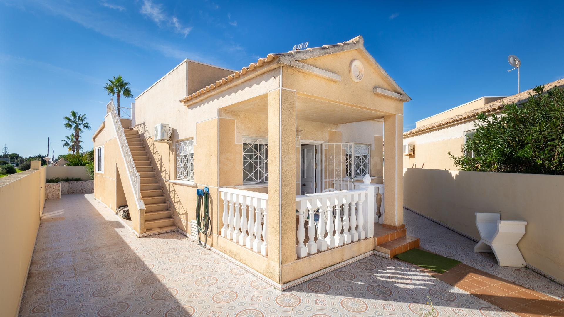 Encantador chalet independiente en Urb. Baños de Europa – Torrevieja