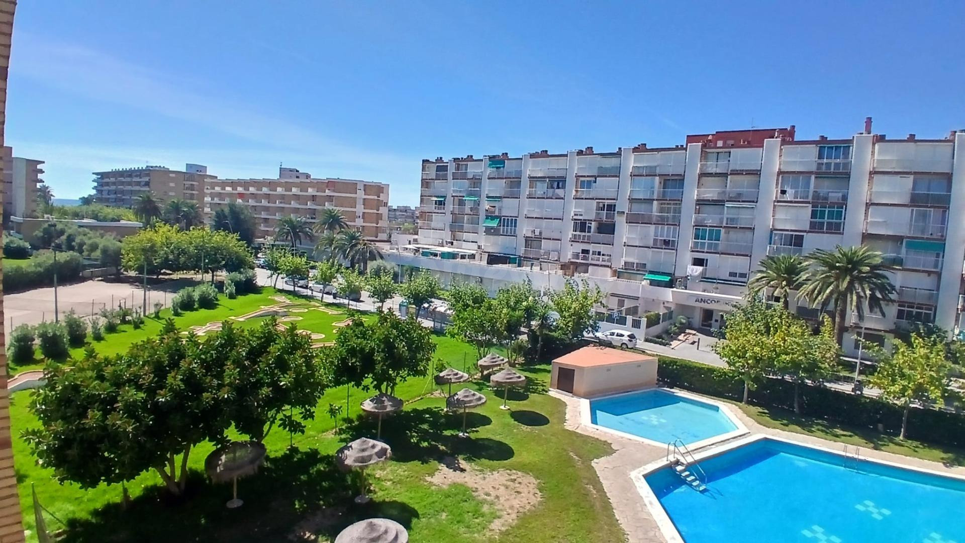 Estudio completamente amueblado en La Pineda. A unos pasos d - foto 2