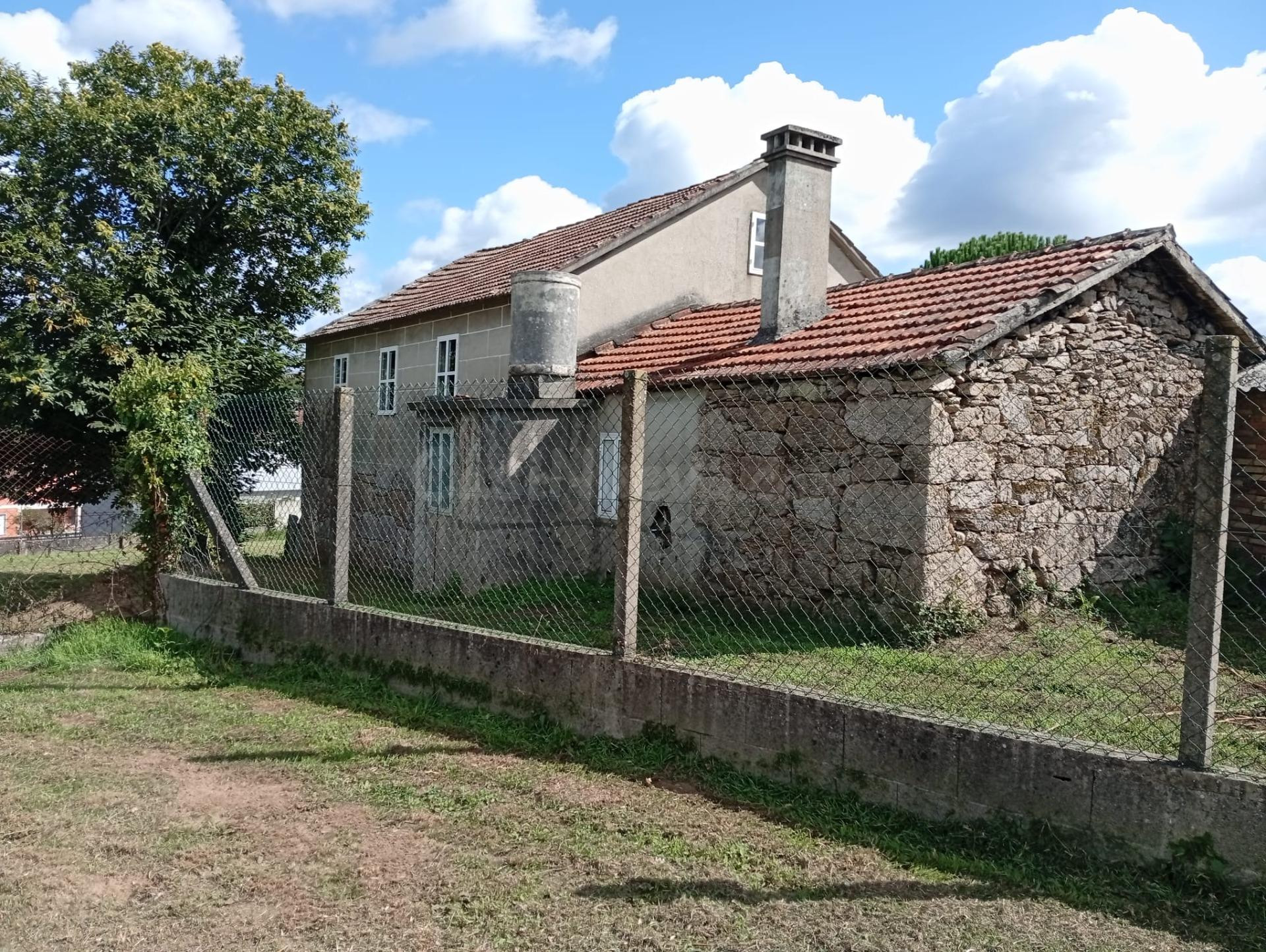 Propiedad rústica con casa de piedra y gran extensión de ter