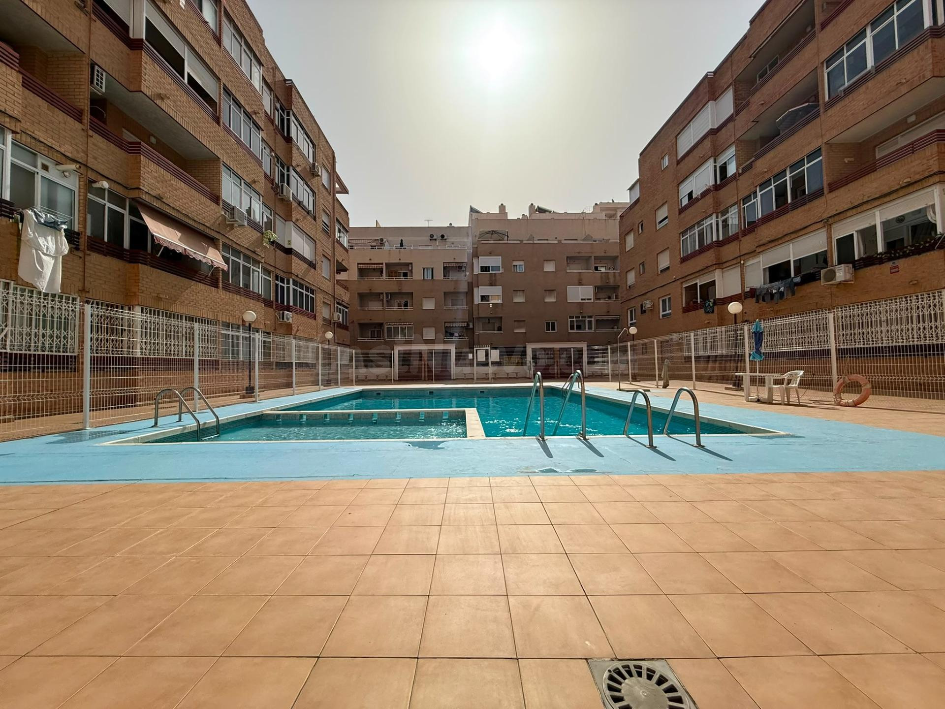 Luminoso apartamento en esquina con vistas despejadas en Torrevieja