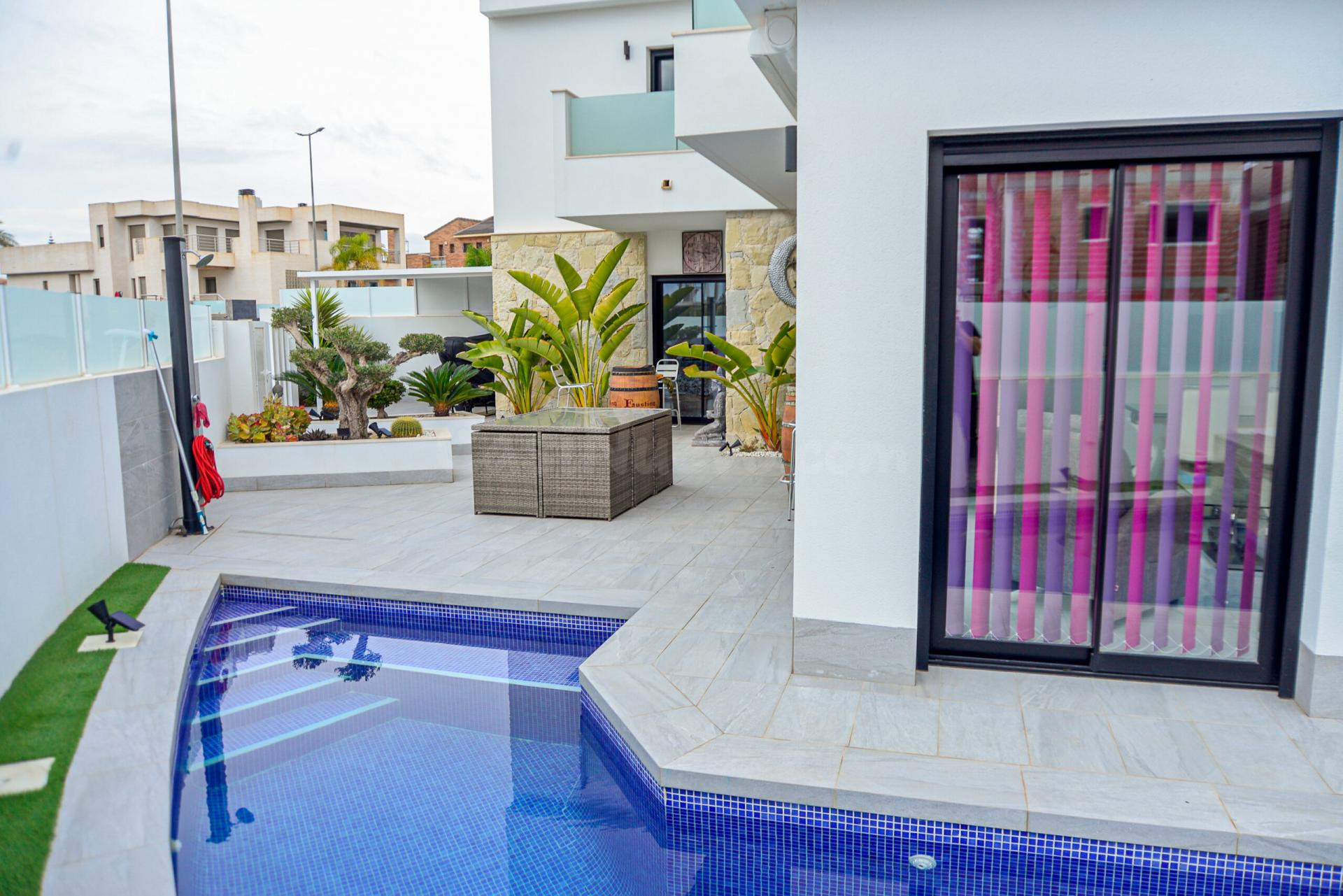 EXQUISITA CASA INDEPENDIENTE DE 3 DORMITORIOS Y 4 BAÑOS CON  - foto 2