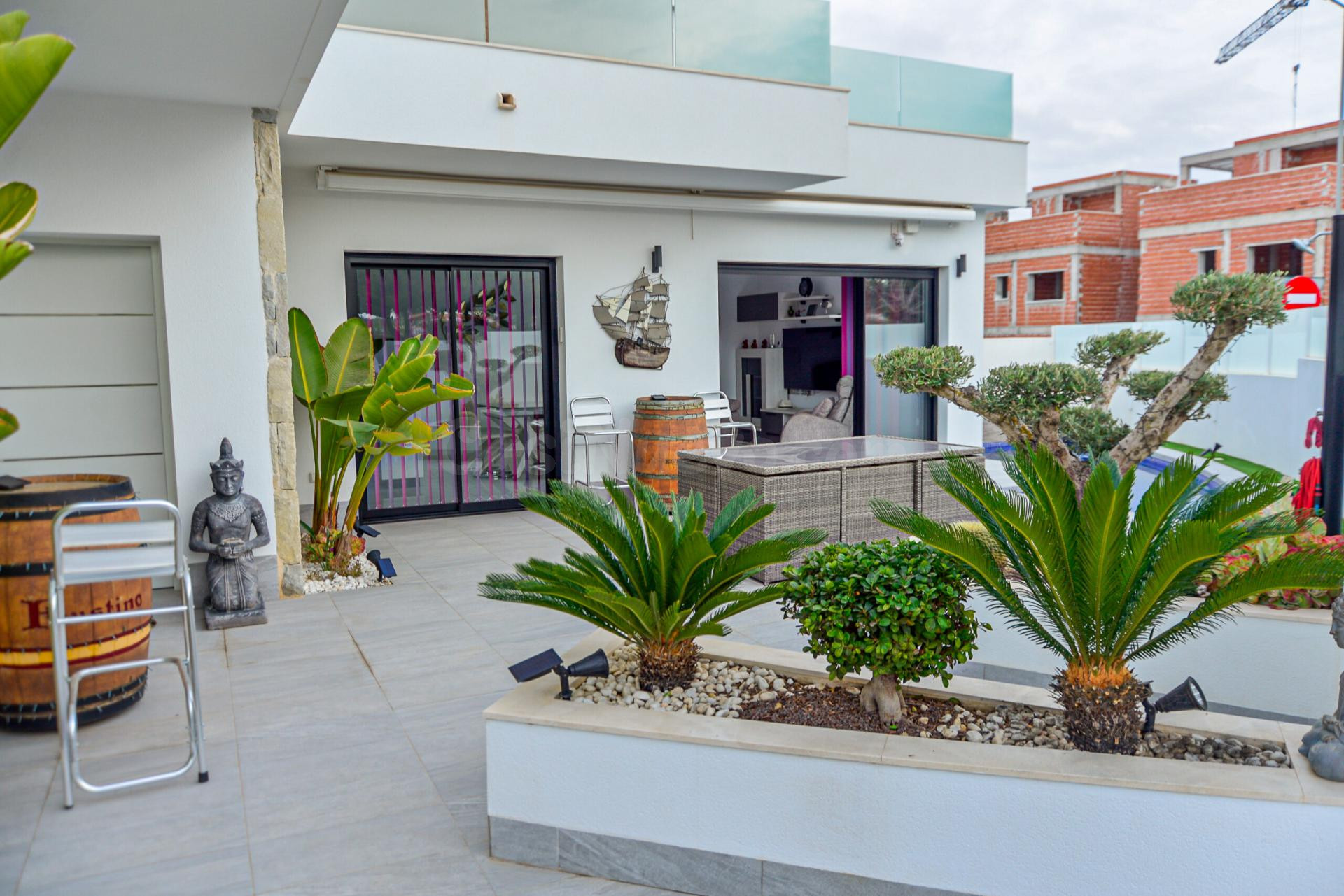 EXQUISITA CASA INDEPENDIENTE DE 3 DORMITORIOS Y 4 BAÑOS CON  - foto 3