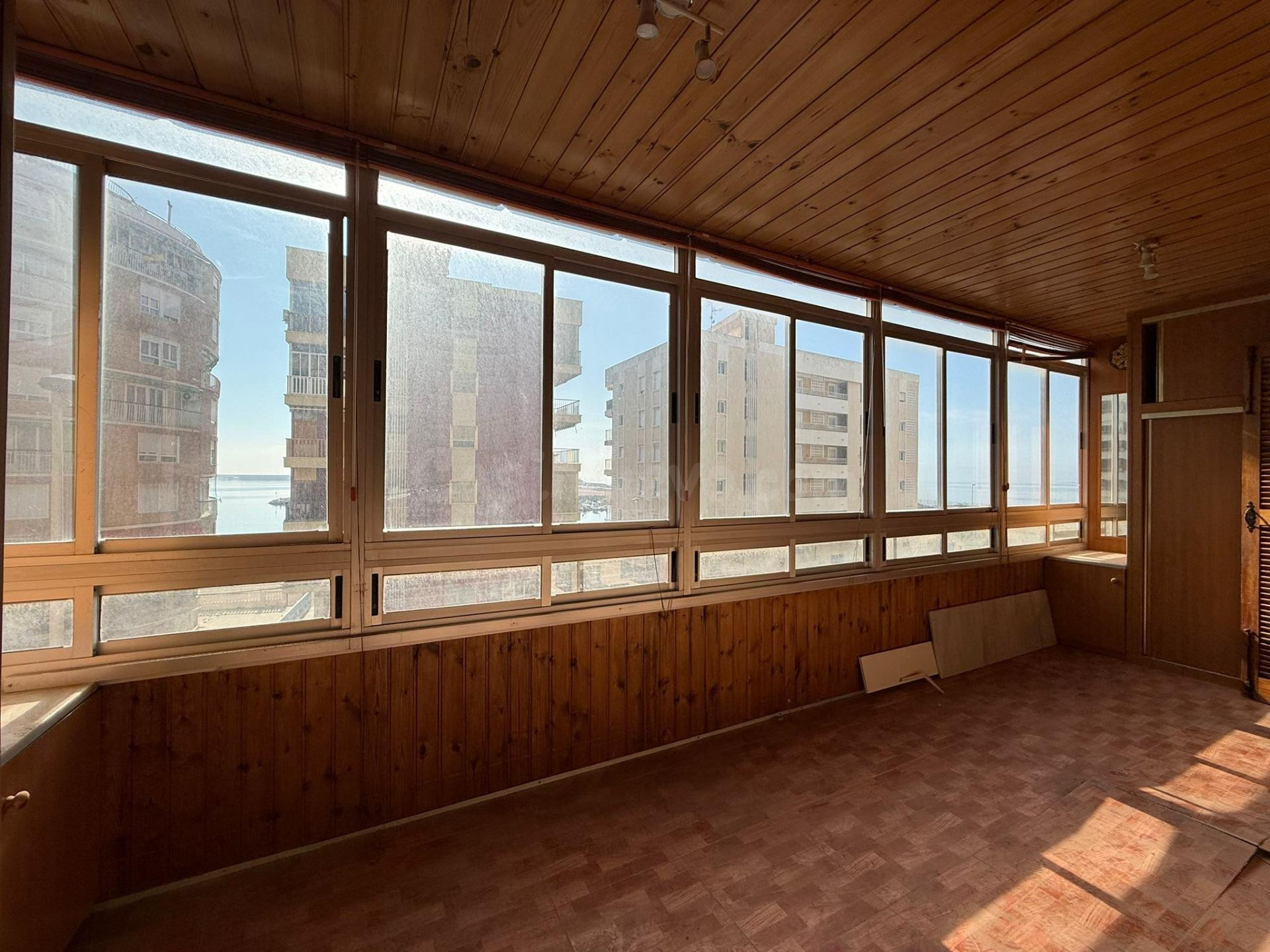 Apartamento con vistas frontales al mar a 10 metros de la Playa de Los Náufragos – Torrevieja