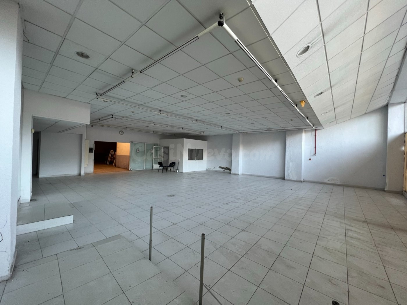 LOCAL COMERCIAL (739m2) en alquiler AVENIDA DE LA UNIVERSIDA - foto 2
