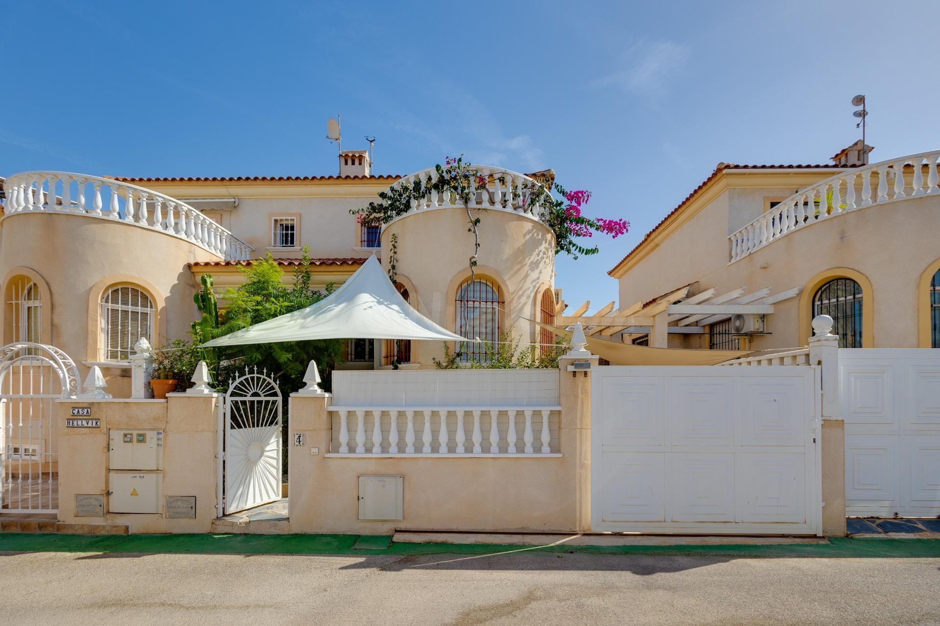 Chalet 2 dormitorios y piscina comunitaria en Aguas Nuevas, Torrevieja