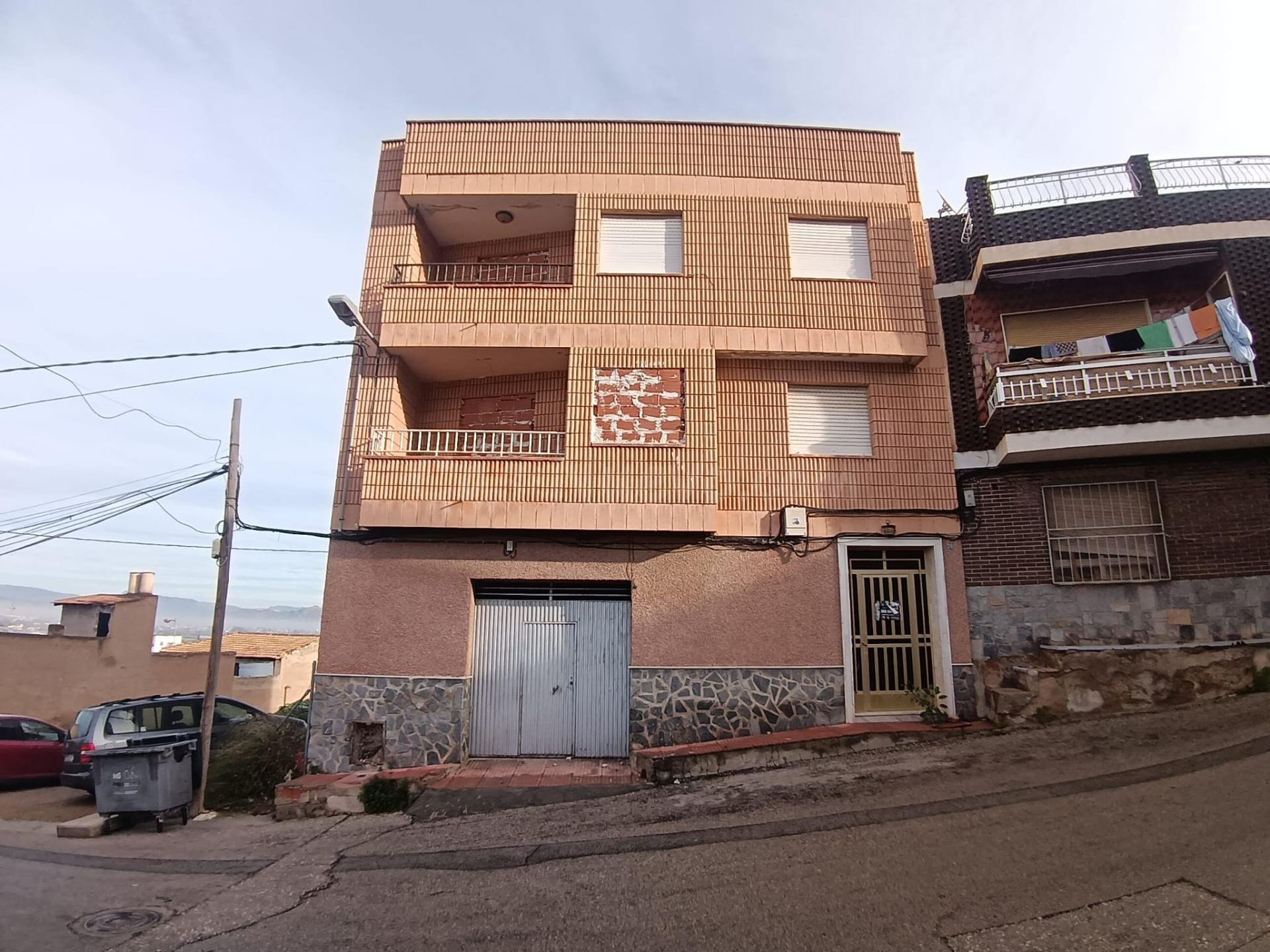 Edificio de tres plantas en Torreaguera