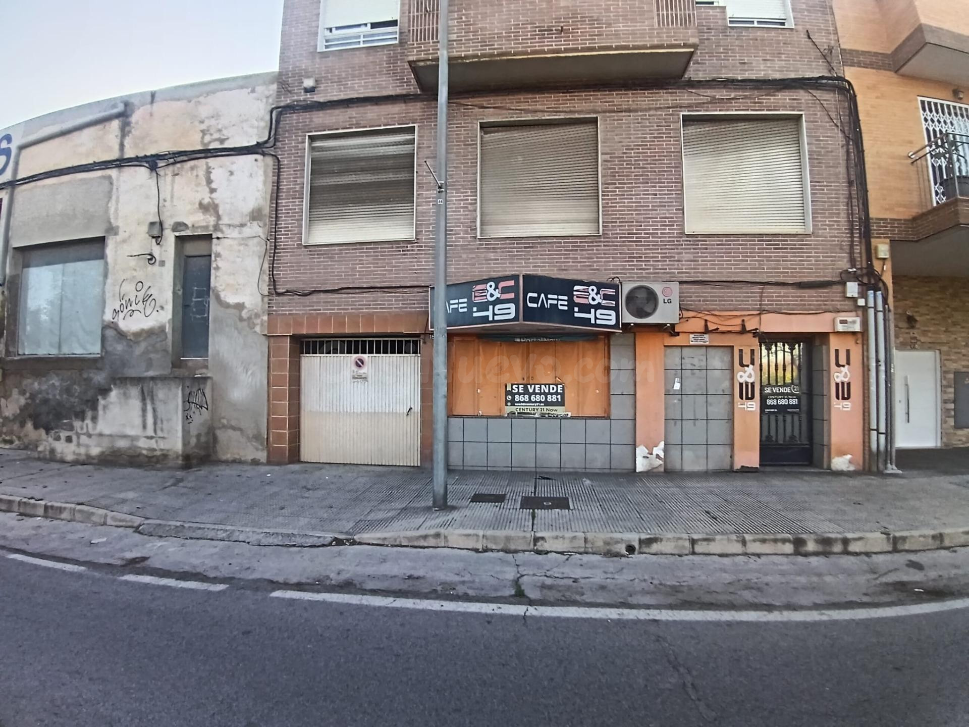 Local y dos plazas de garaje.
