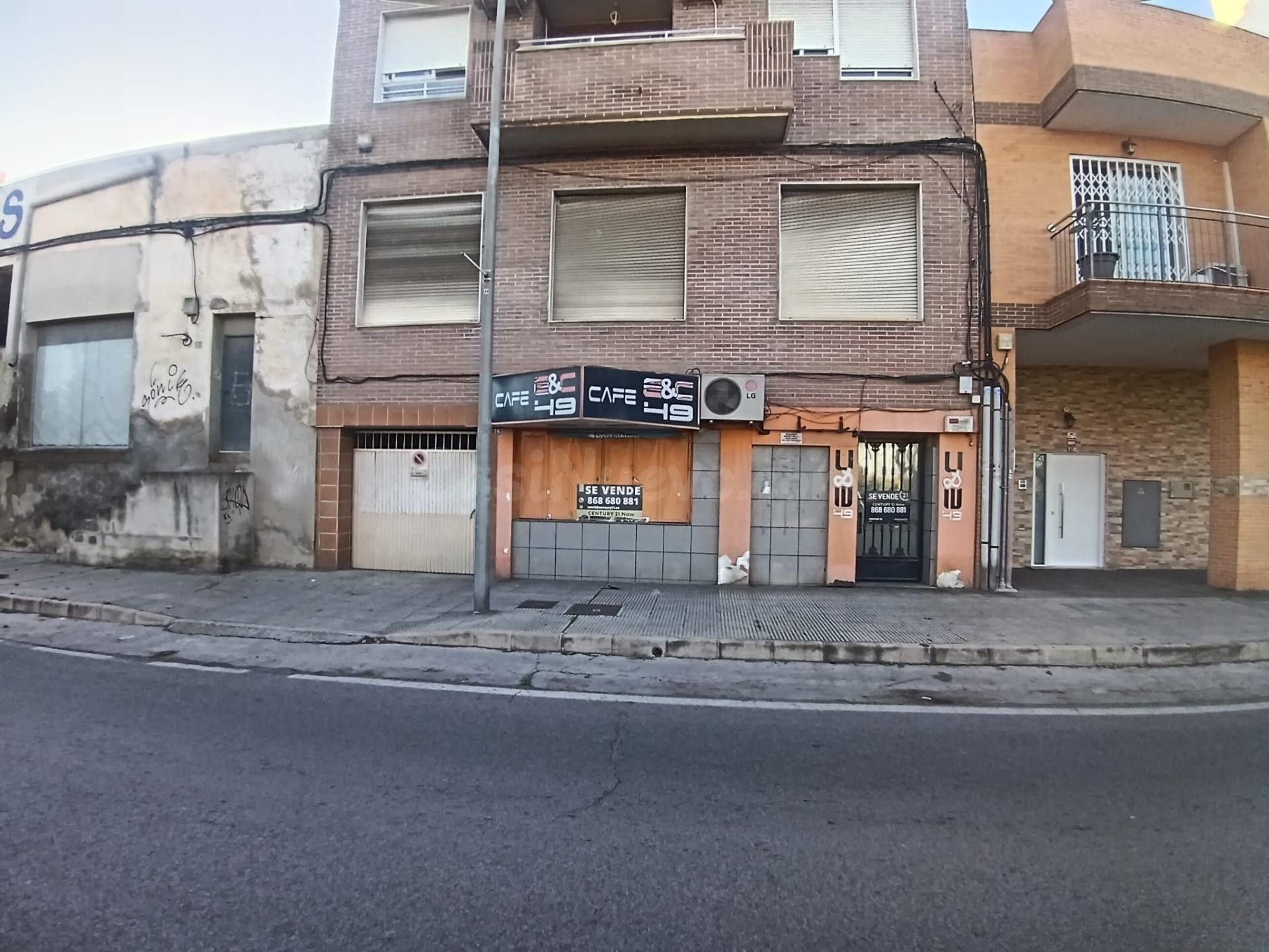 Local y dos plazas de garaje. - foto 2