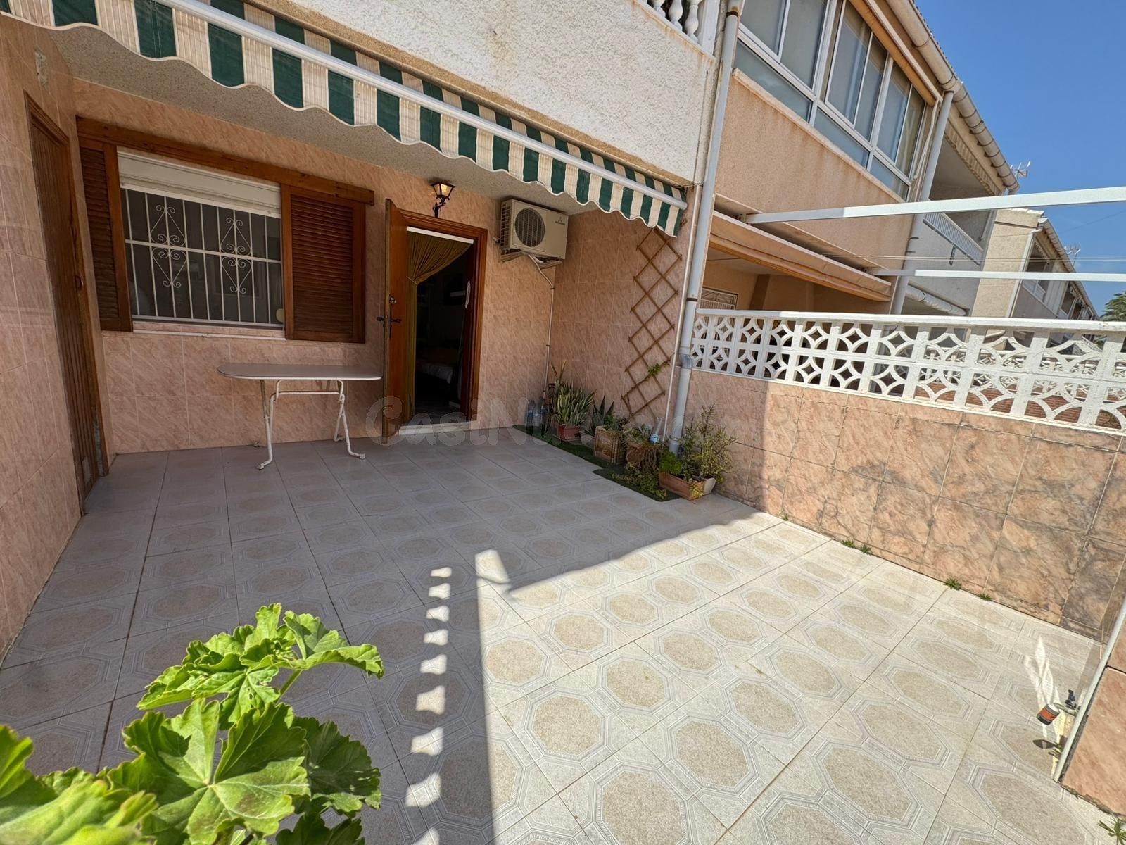 Bungalow planta baja con 3 dormitorios y 2 baños a 300m de P