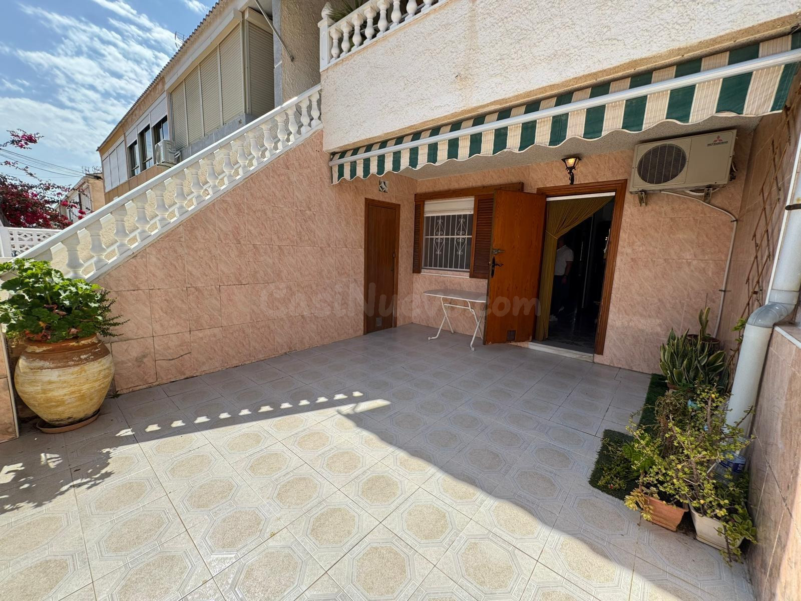 Bungalow planta baja con 3 dormitorios y 2 baños a 300m de P - foto 2