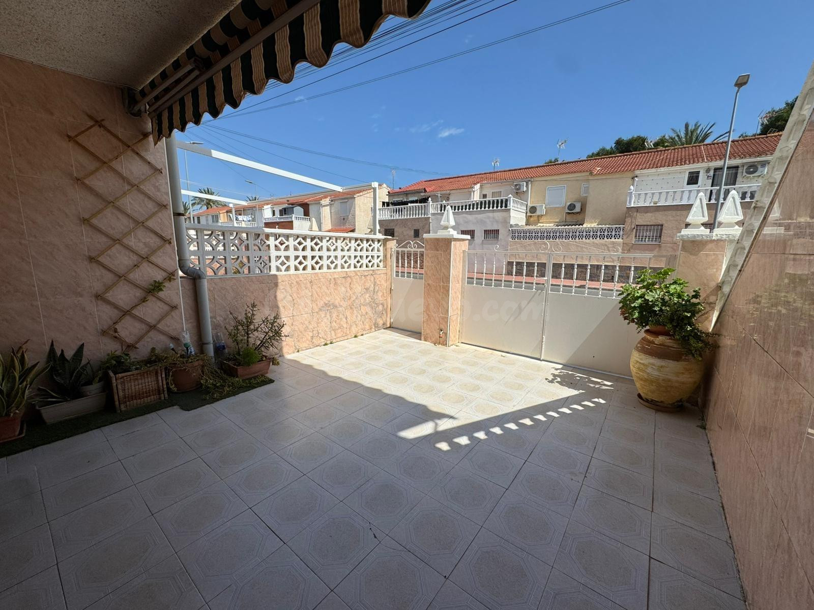 Bungalow planta baja con 3 dormitorios y 2 baños a 300m de P - foto 4