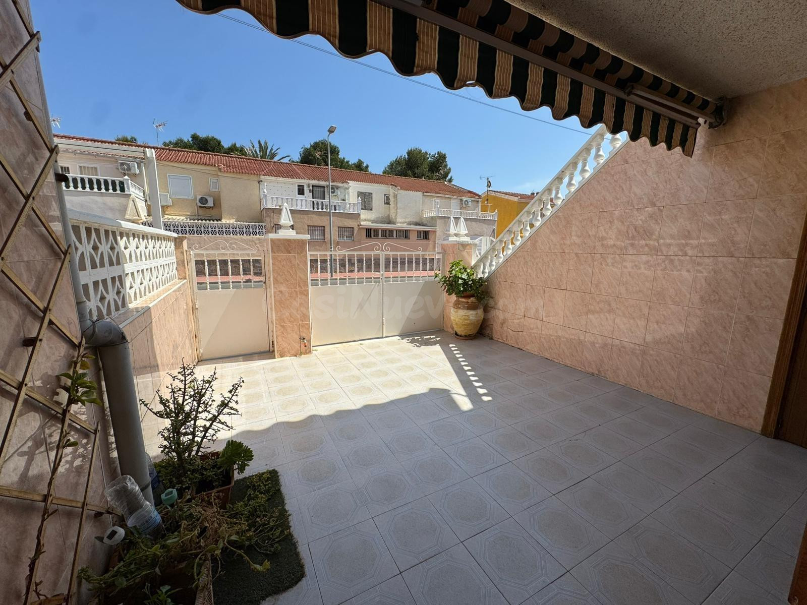 Bungalow planta baja con 3 dormitorios y 2 baños a 300m de P - foto 5