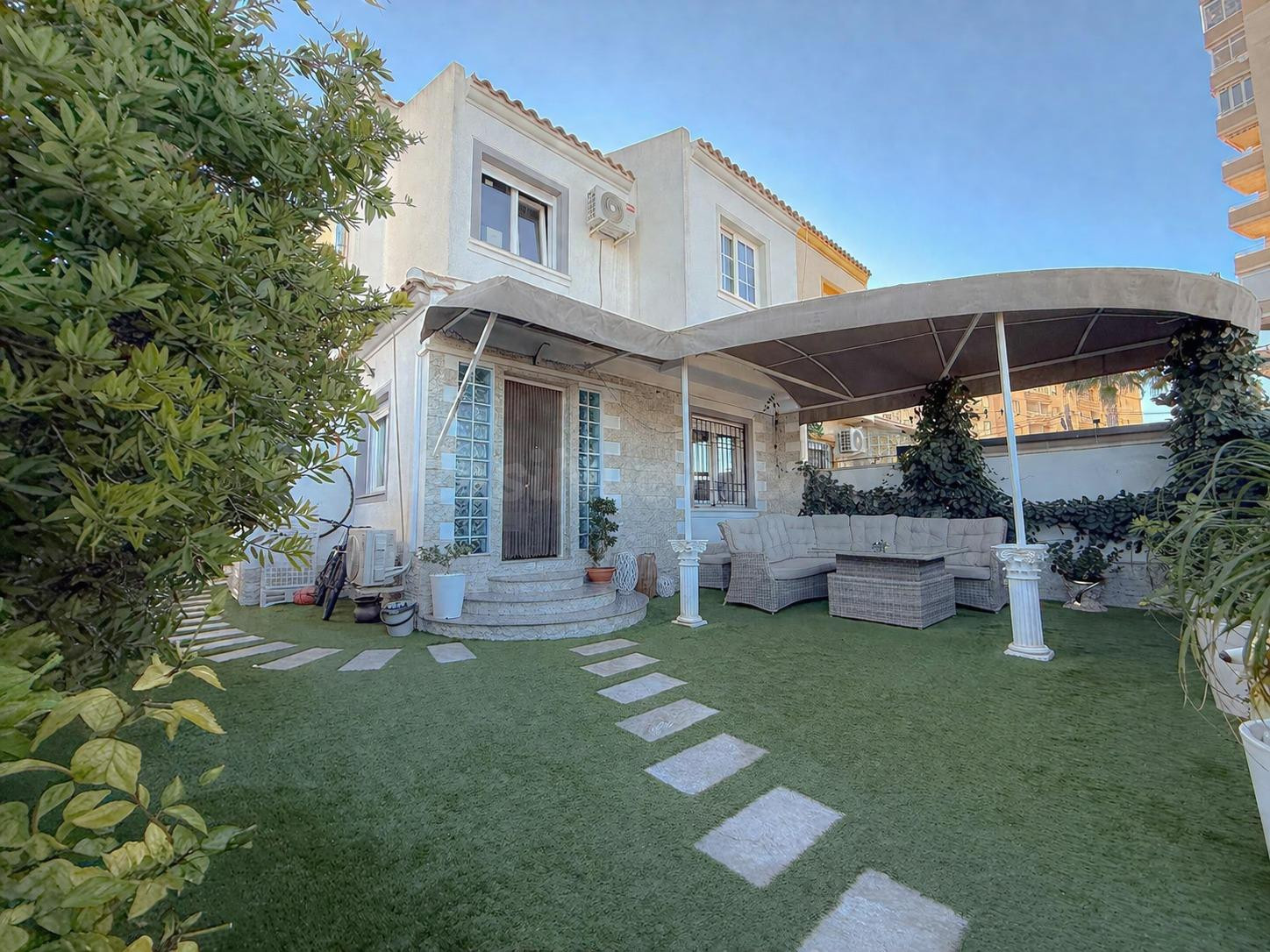 Increíble chalet pareado con diseño vanguardista en Aguas Nuevas
