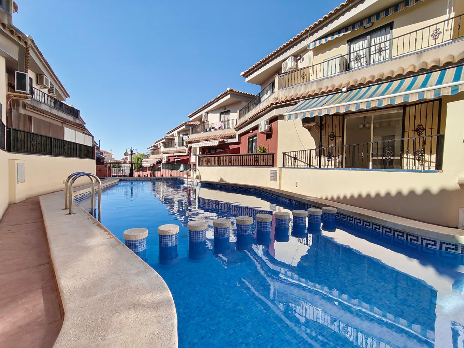 Dúplex adosado con piscina comunitaria en Aguas Nuevas, Torrevieja