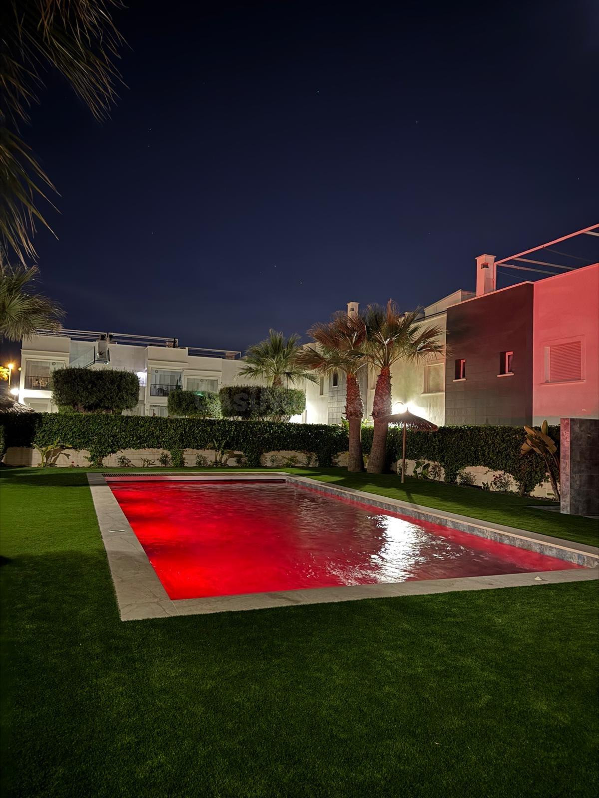 Bonito bungalow en una urbanización cerrada con piscina climatizada.