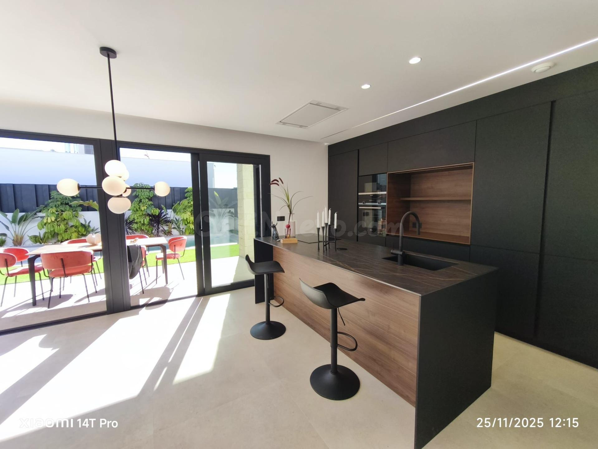 Exclusiva vivienda de Obra Nueva con piscina en La Quinta - foto 4