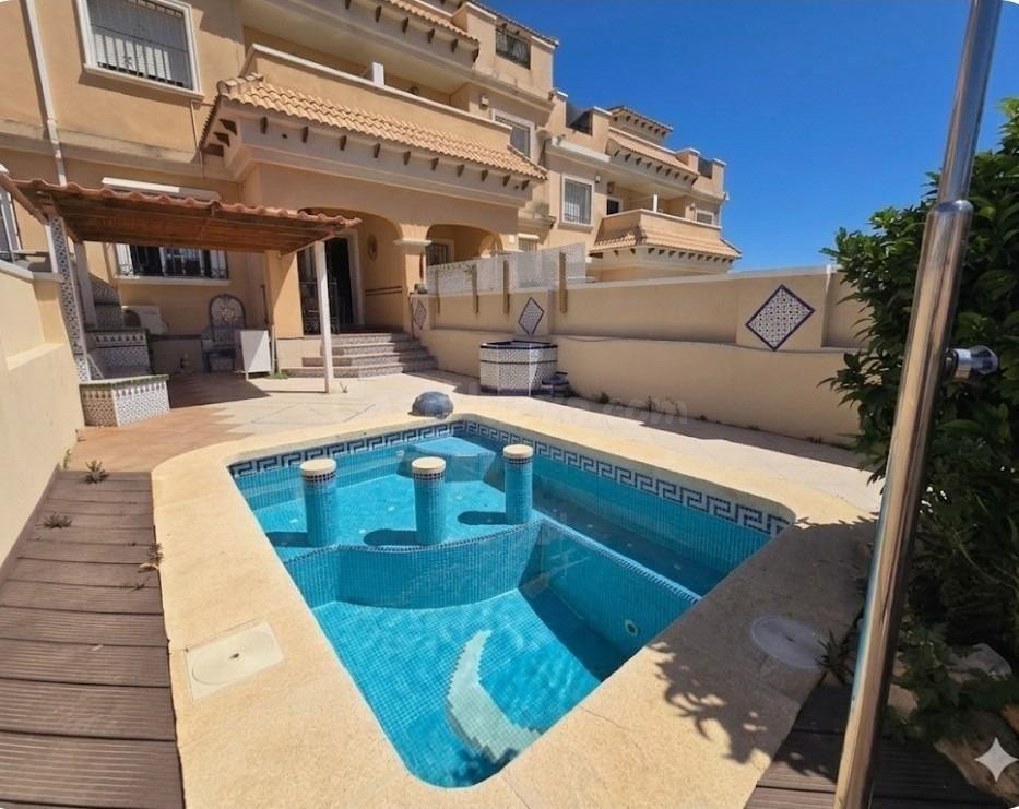ADOSADO CON PISCINA, JACUZZI, BARBACOA, 3 DORMITORIOS, 2 BAÑ