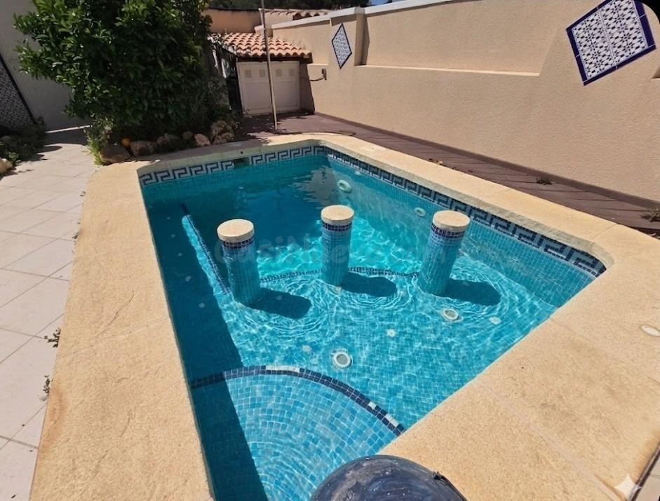 ADOSADO CON PISCINA, JACUZZI, BARBACOA, 3 DORMITORIOS, 2 BAÑ - foto 2