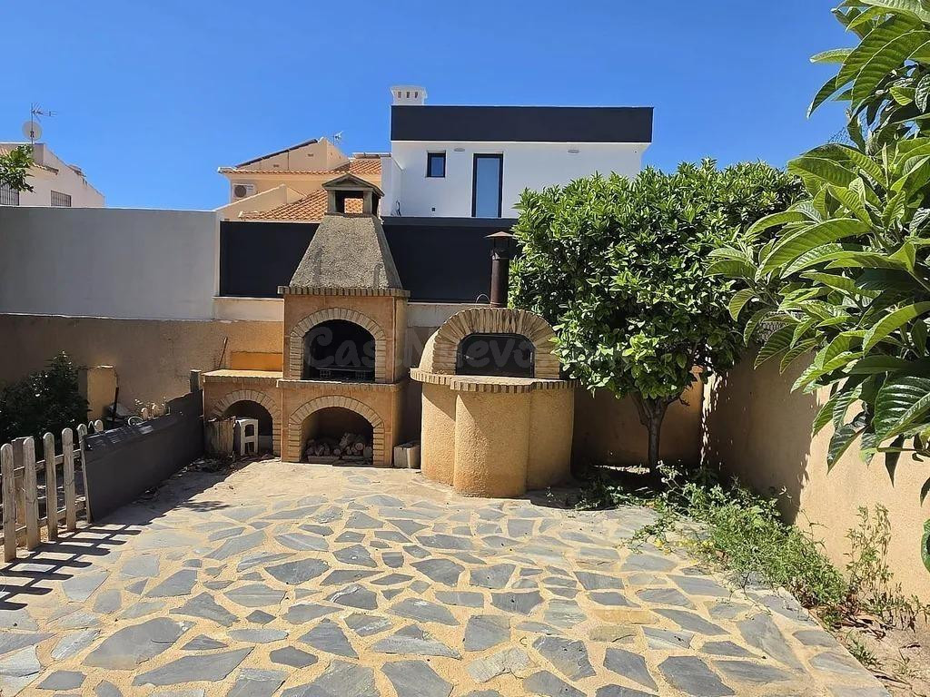 CHALET PAREADO EN AGUAS NUEVAS - ¡OPORTUNIDAD ÚNICA!