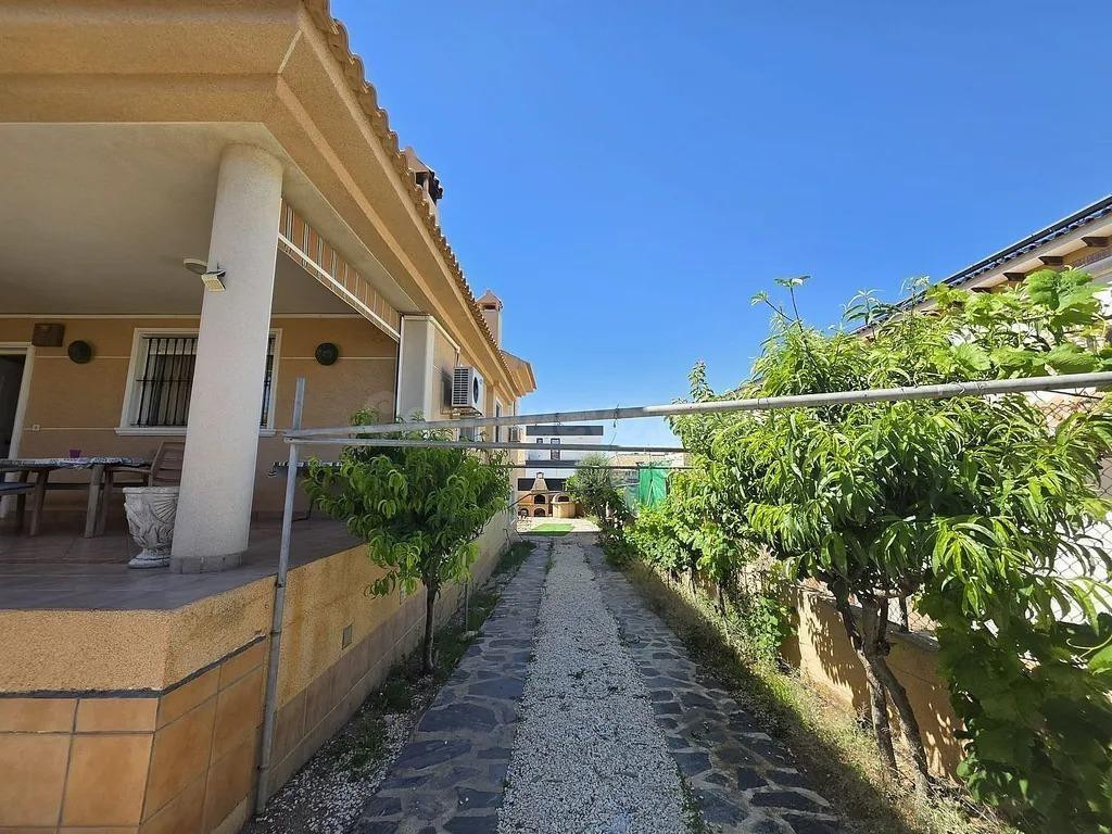 CHALET PAREADO EN AGUAS NUEVAS - ¡OPORTUNIDAD ÚNICA! - foto 2