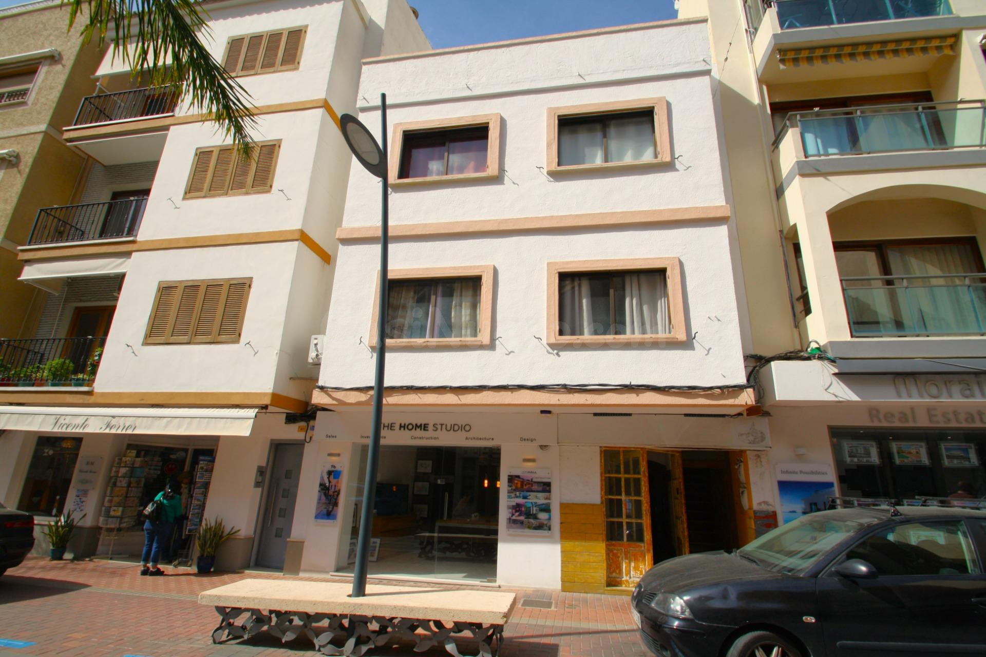 ▷Edificio de 3 Plantas en el Centro de Moraira, Costa Blanca