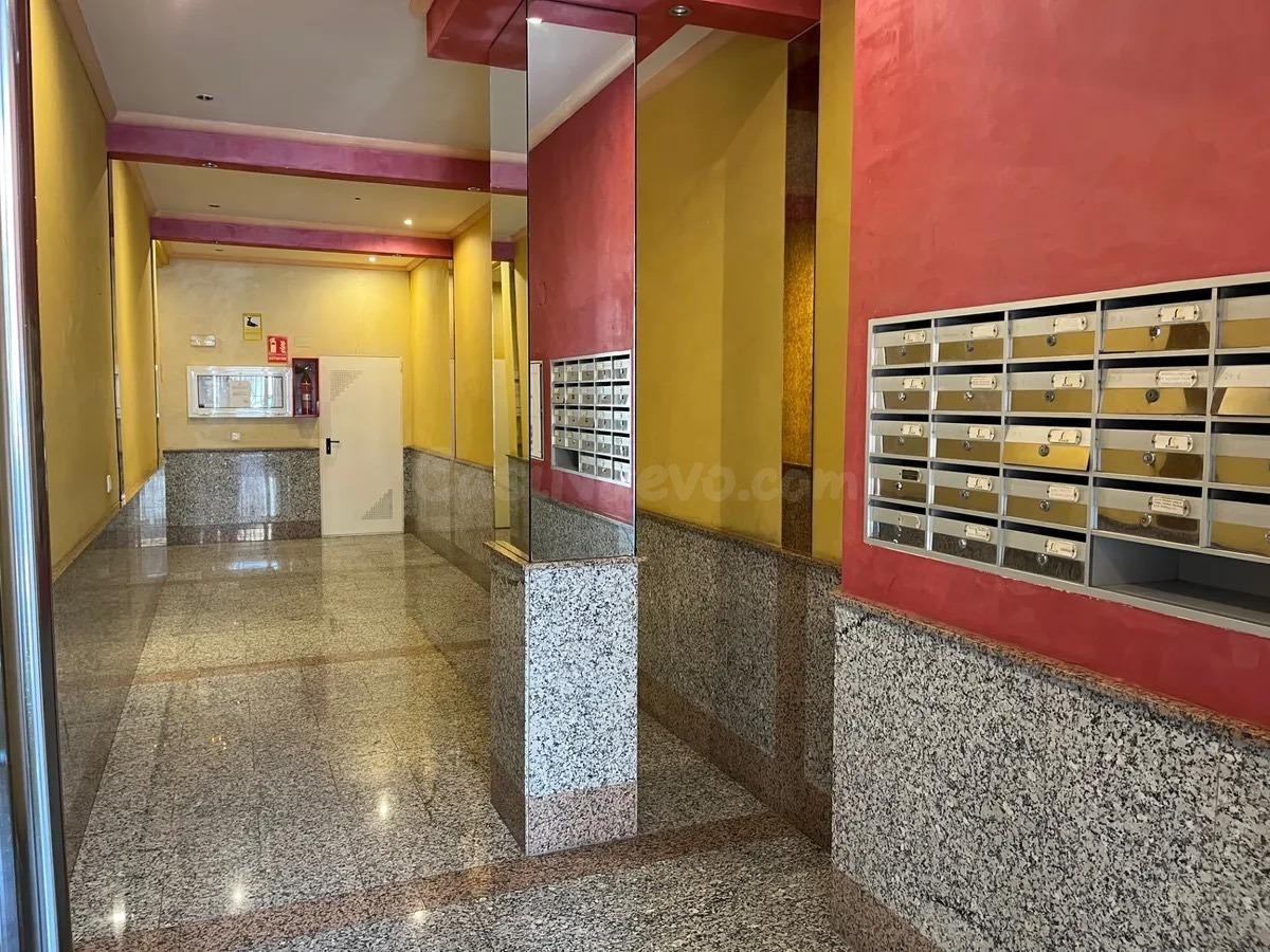 Amplio apartamento de 2 dormitorios en el centro de Torrevie - foto 3