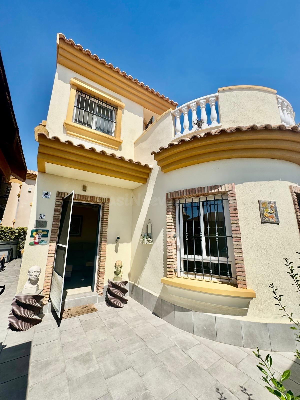 Preciosa Villa Reformada de 3 Dormitorios en El Raso con Jacuzzi Privado