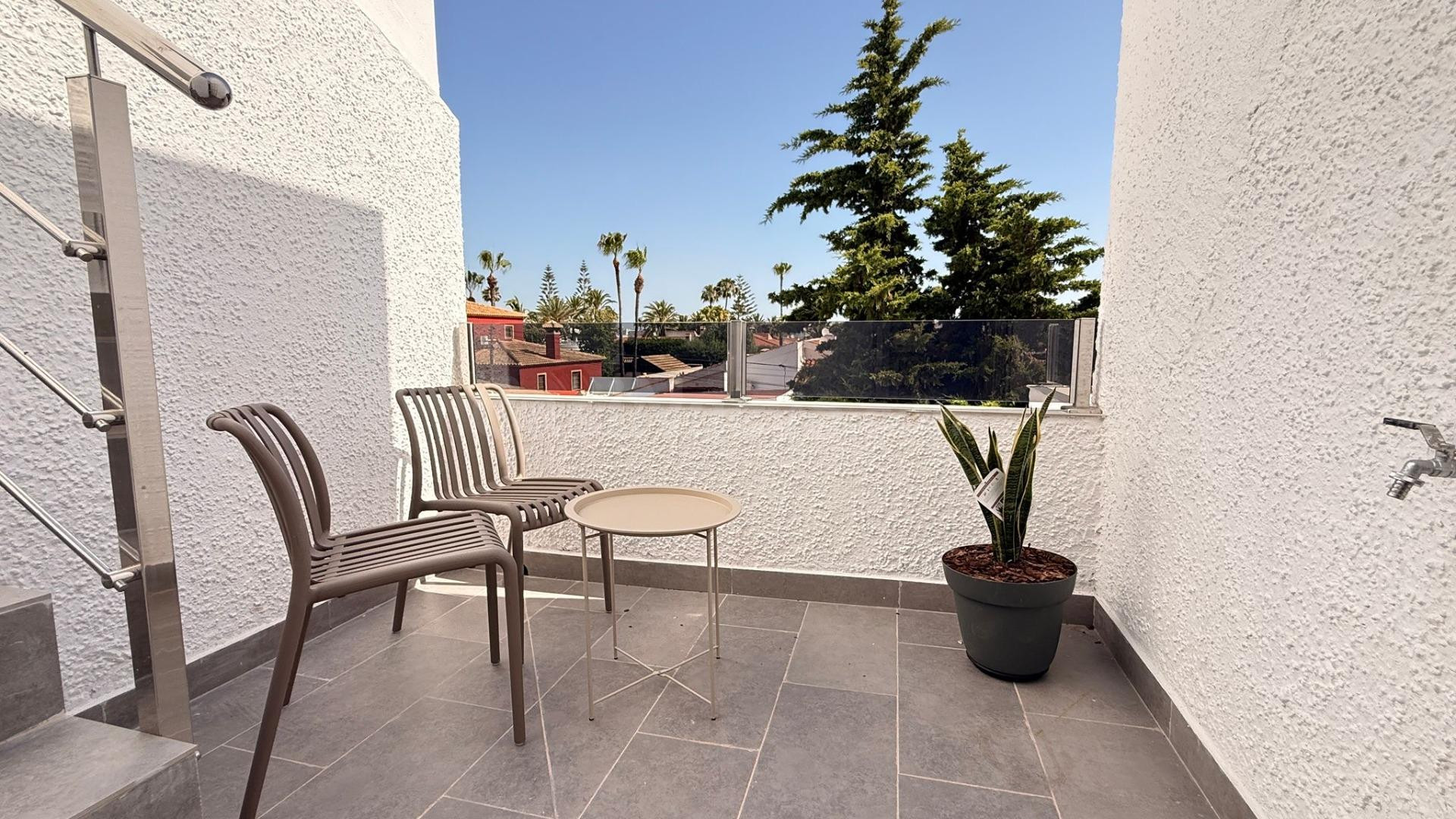 Acogedor Bungalow de 3 dormitorios con terraza en Calas Blan - foto 2
