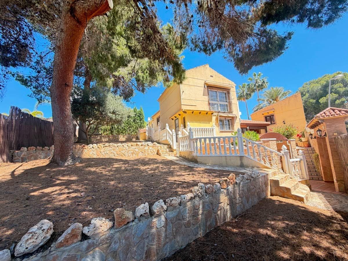 Exclusiva Villa Independiente con Piscina Privada en Los Balcones - Torrevieja