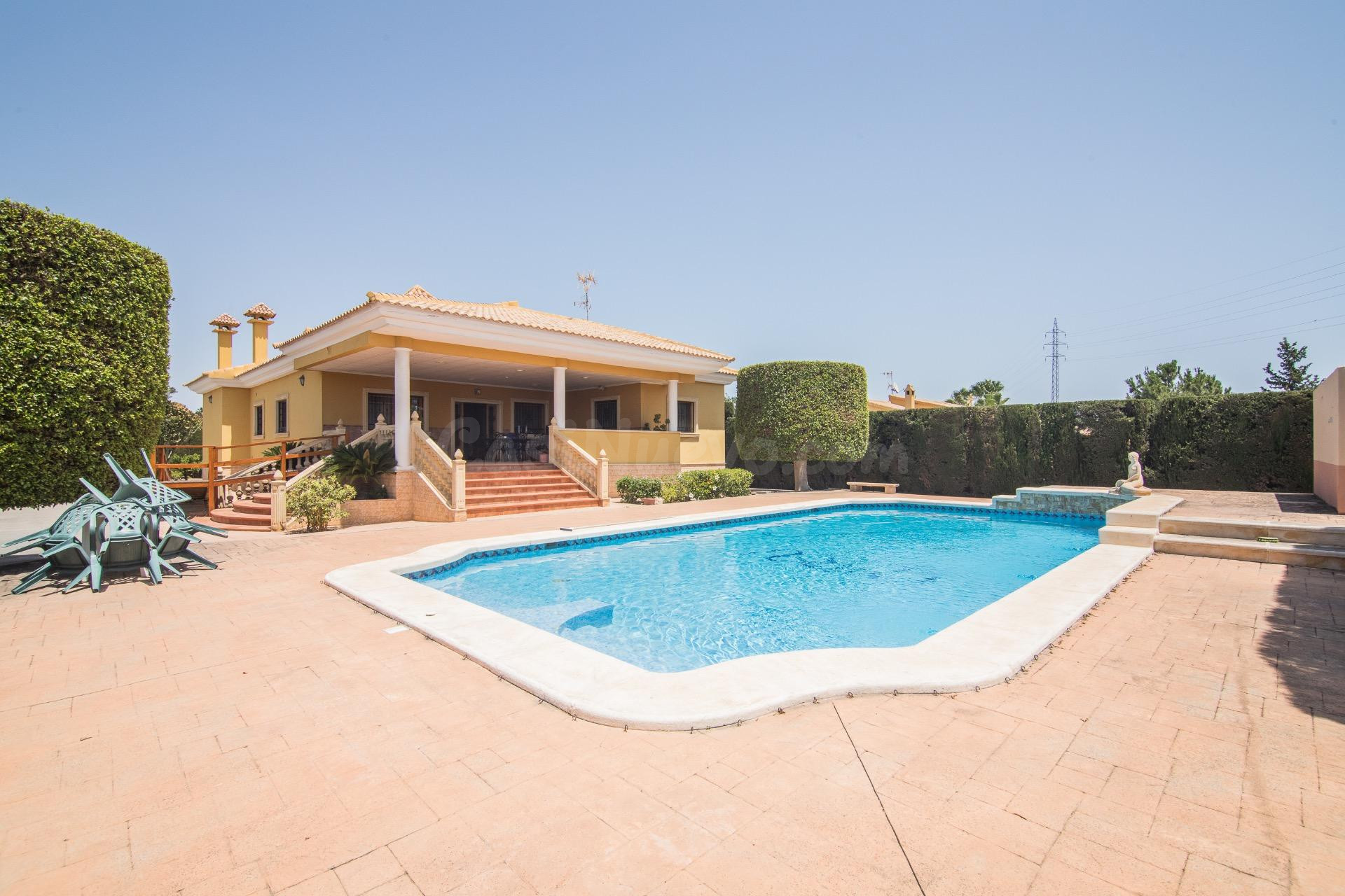 ESPECTARCULAR CAMPO CON 3 construcciones