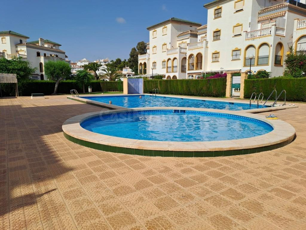 Apartamento de 2 dormitorios en La Mata, cerca del mar