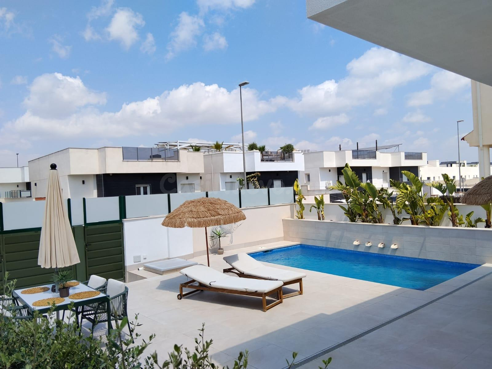 Villa Independiente con Piscina: 3 Suites + Chimenea