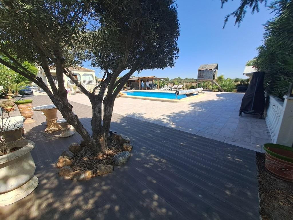Excepcional Villa de 6 Dormitorios en Parcela de 3.000 m2 — 