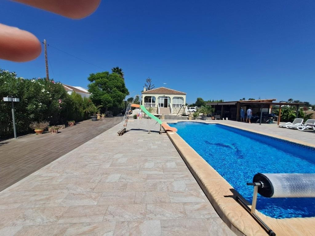 Excepcional Villa de 6 Dormitorios en Parcela de 3.000 m2 —  - foto 2