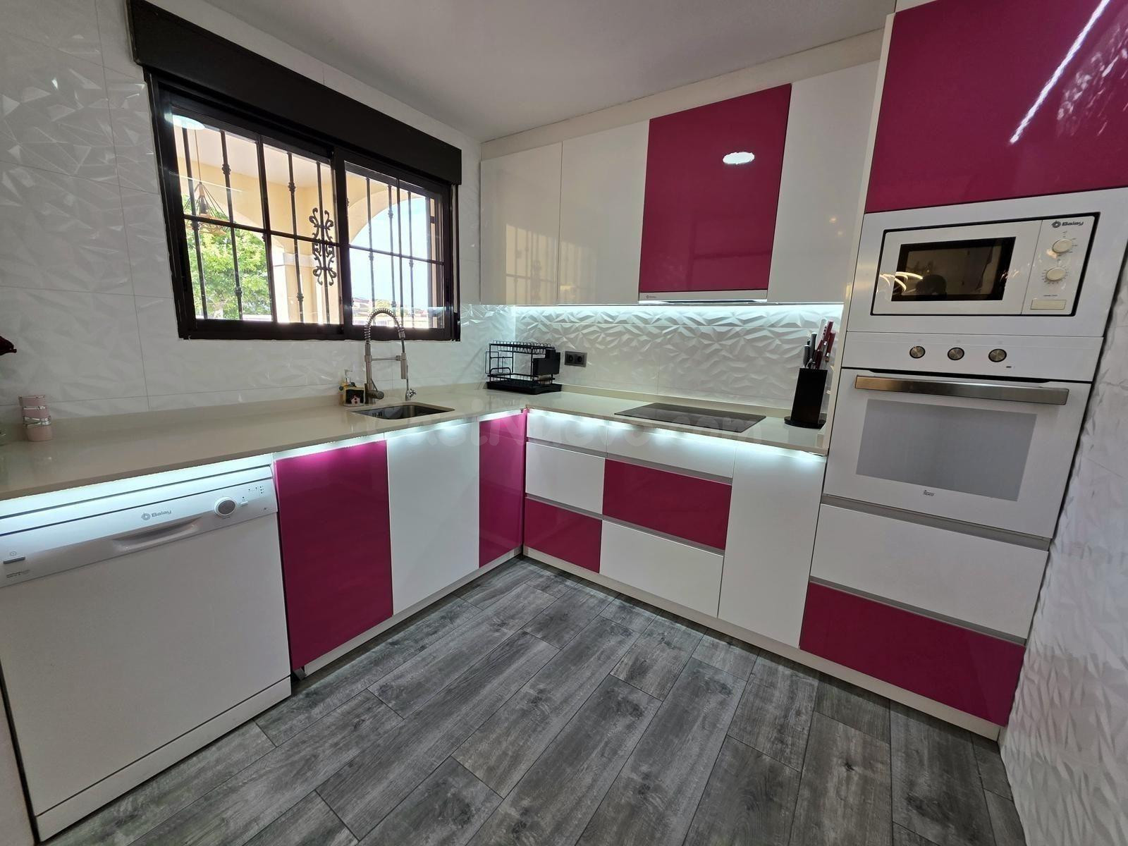 GRAN VILLA EN AGUAS NUEVAS CON 4 DORMITORIOS Y PISCINA PRIVA - foto 5