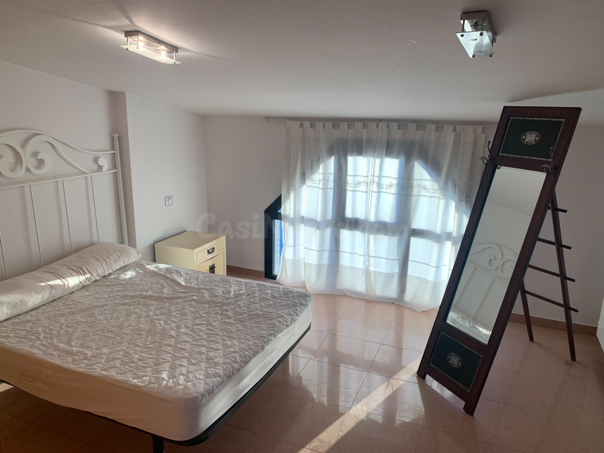 Bonito duplex con terraza, 4 dormitorios y 2 baños. Fibra op