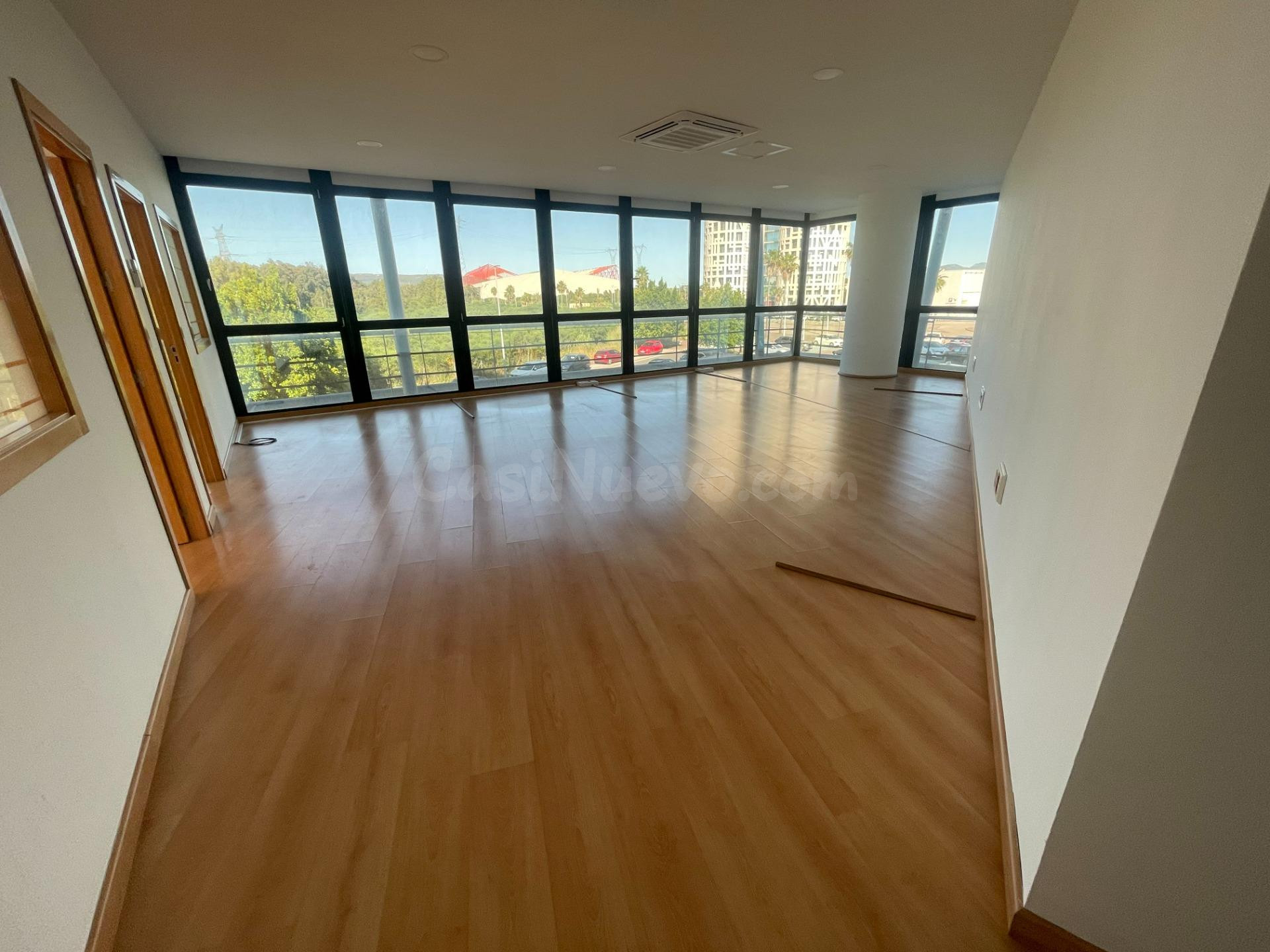 SE ALQUILA ESPACIOSA OFICINA CON TRES DESPACHOS Y SALA PRINC