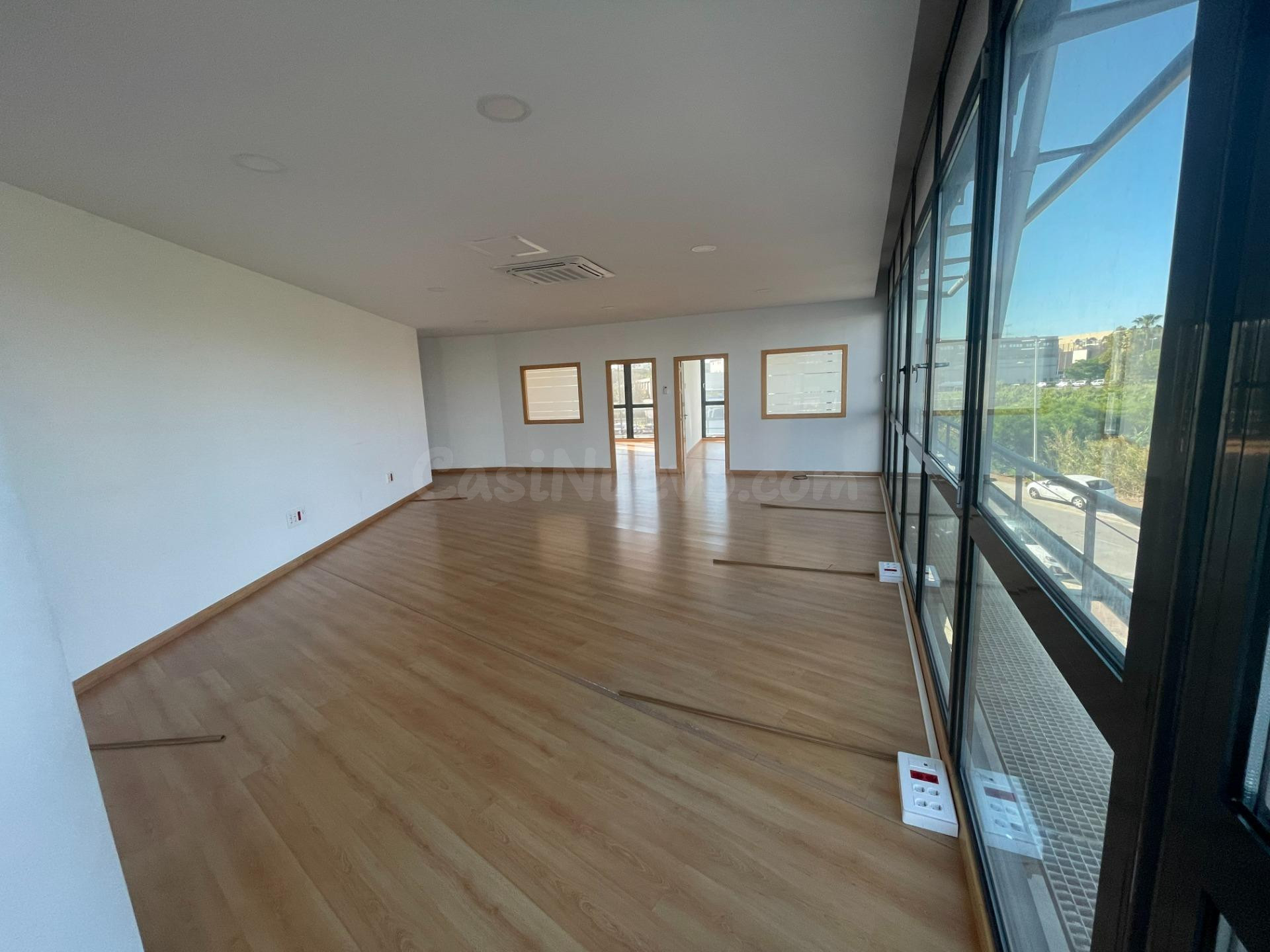SE ALQUILA ESPACIOSA OFICINA CON TRES DESPACHOS Y SALA PRINC - foto 2