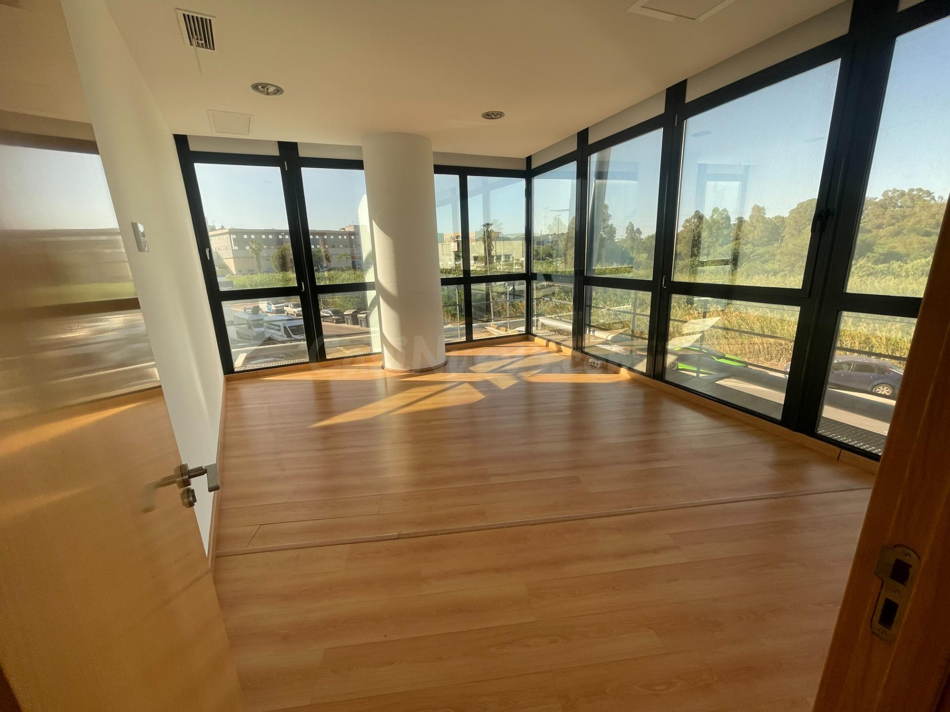 SE ALQUILA ESPACIOSA OFICINA CON TRES DESPACHOS Y SALA PRINC - foto 3