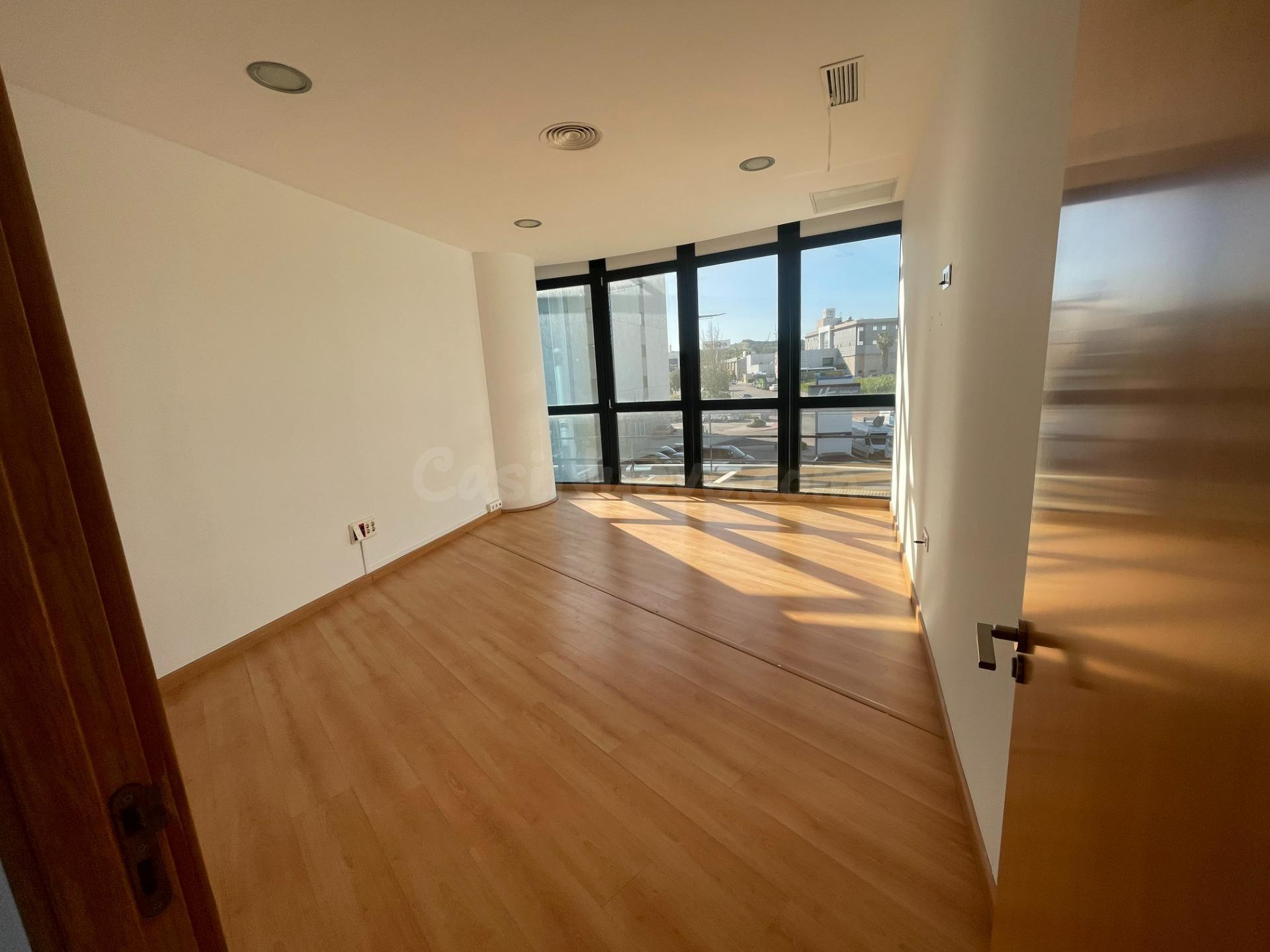 SE ALQUILA ESPACIOSA OFICINA CON TRES DESPACHOS Y SALA PRINC - foto 4