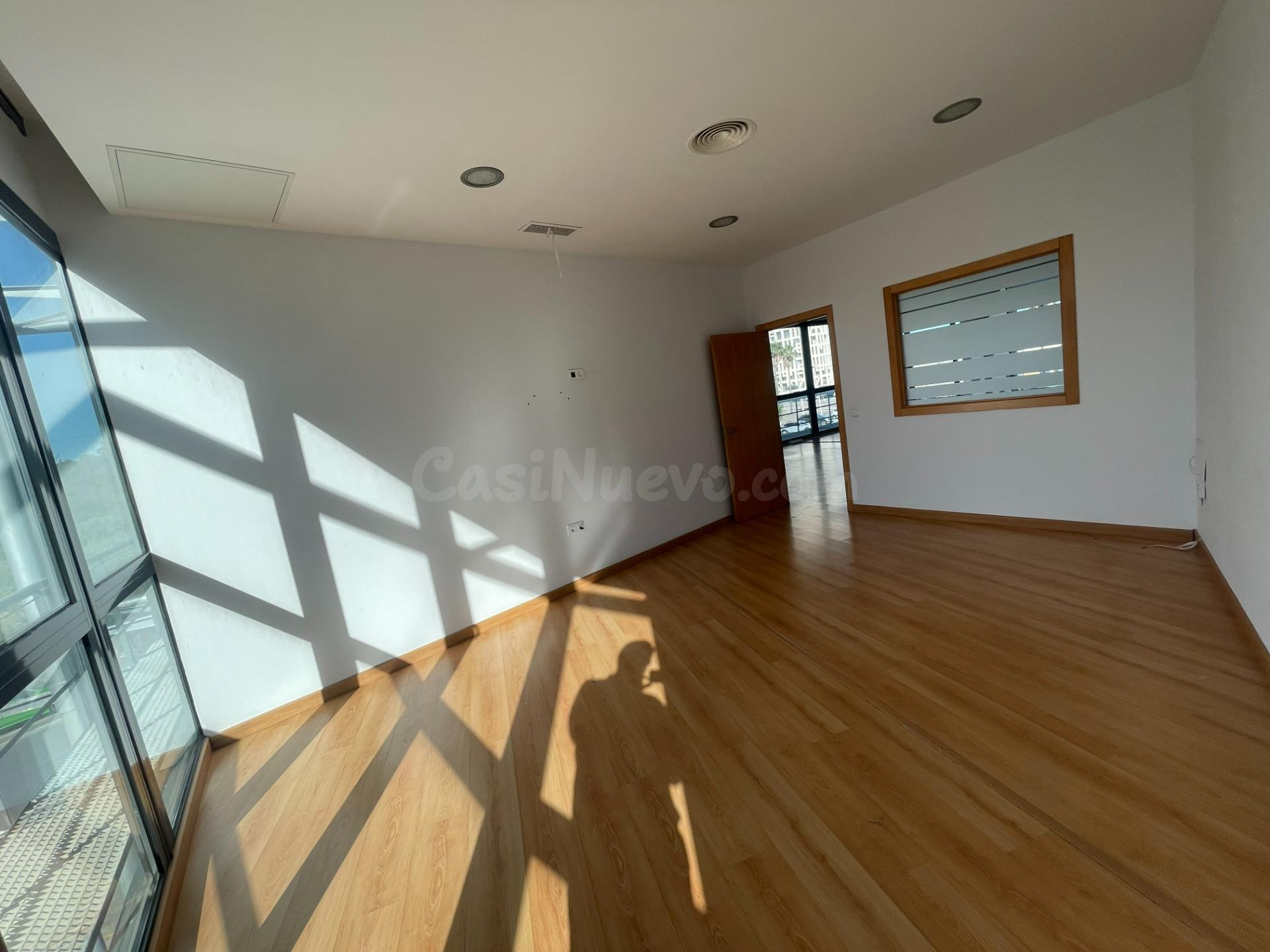 SE ALQUILA ESPACIOSA OFICINA CON TRES DESPACHOS Y SALA PRINC - foto 5
