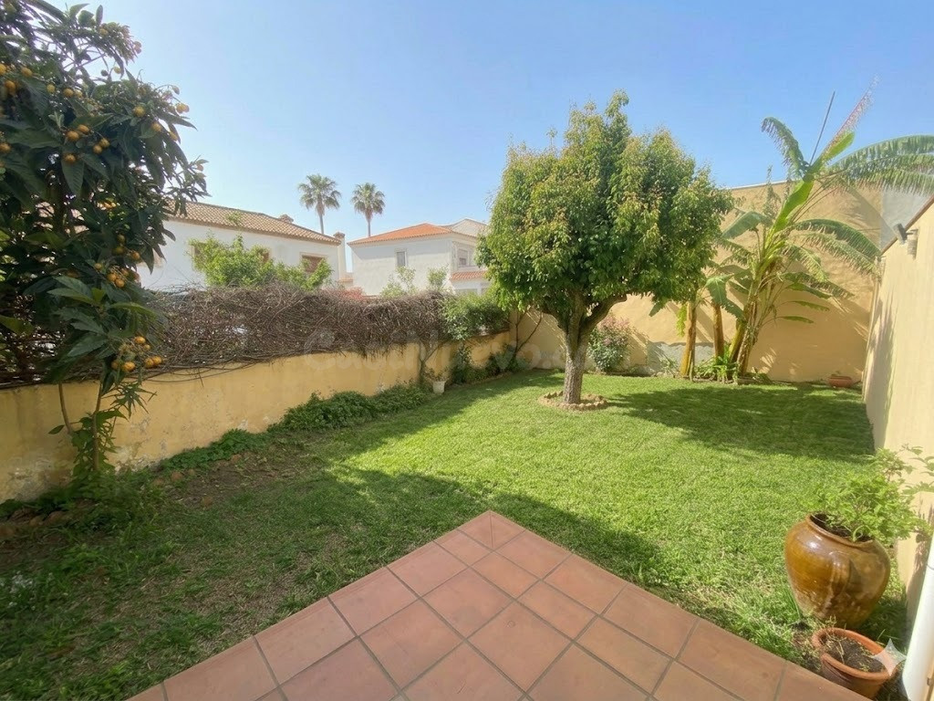 Precioso chalet pareado con 4 dormitorios y jardín en zona S
