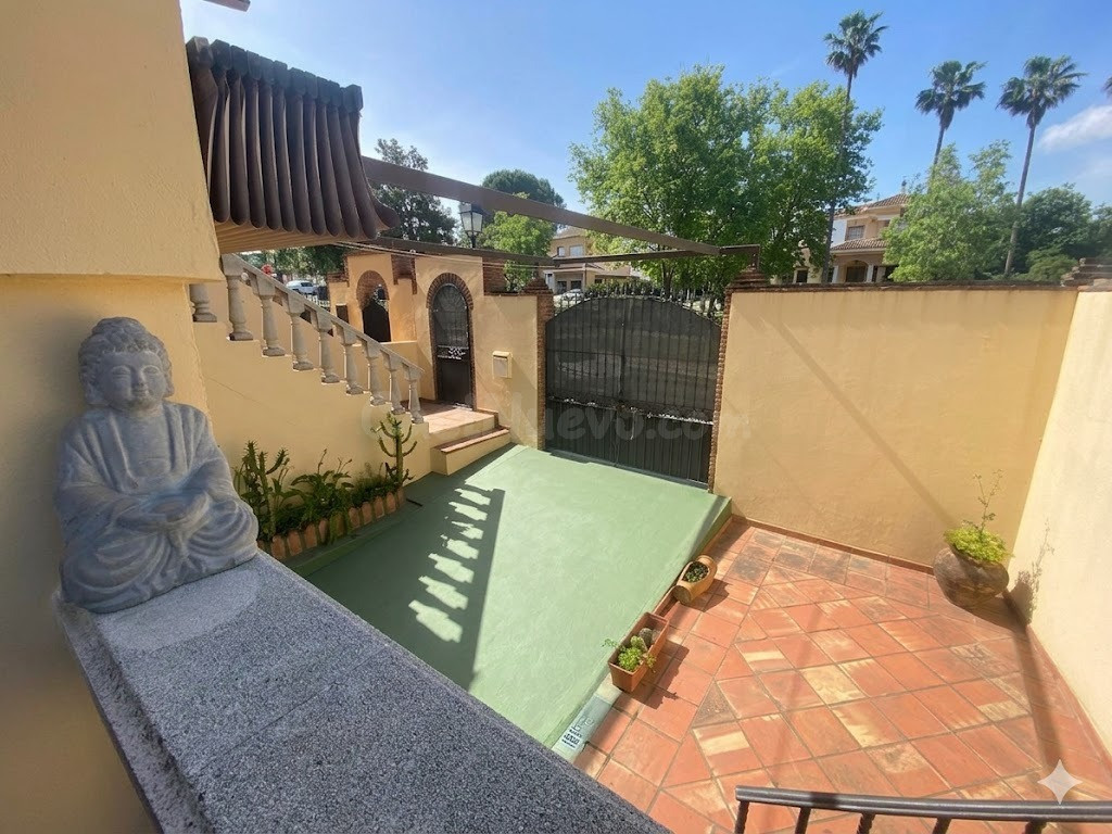 Precioso chalet pareado con 4 dormitorios y jardín en zona S - foto 3